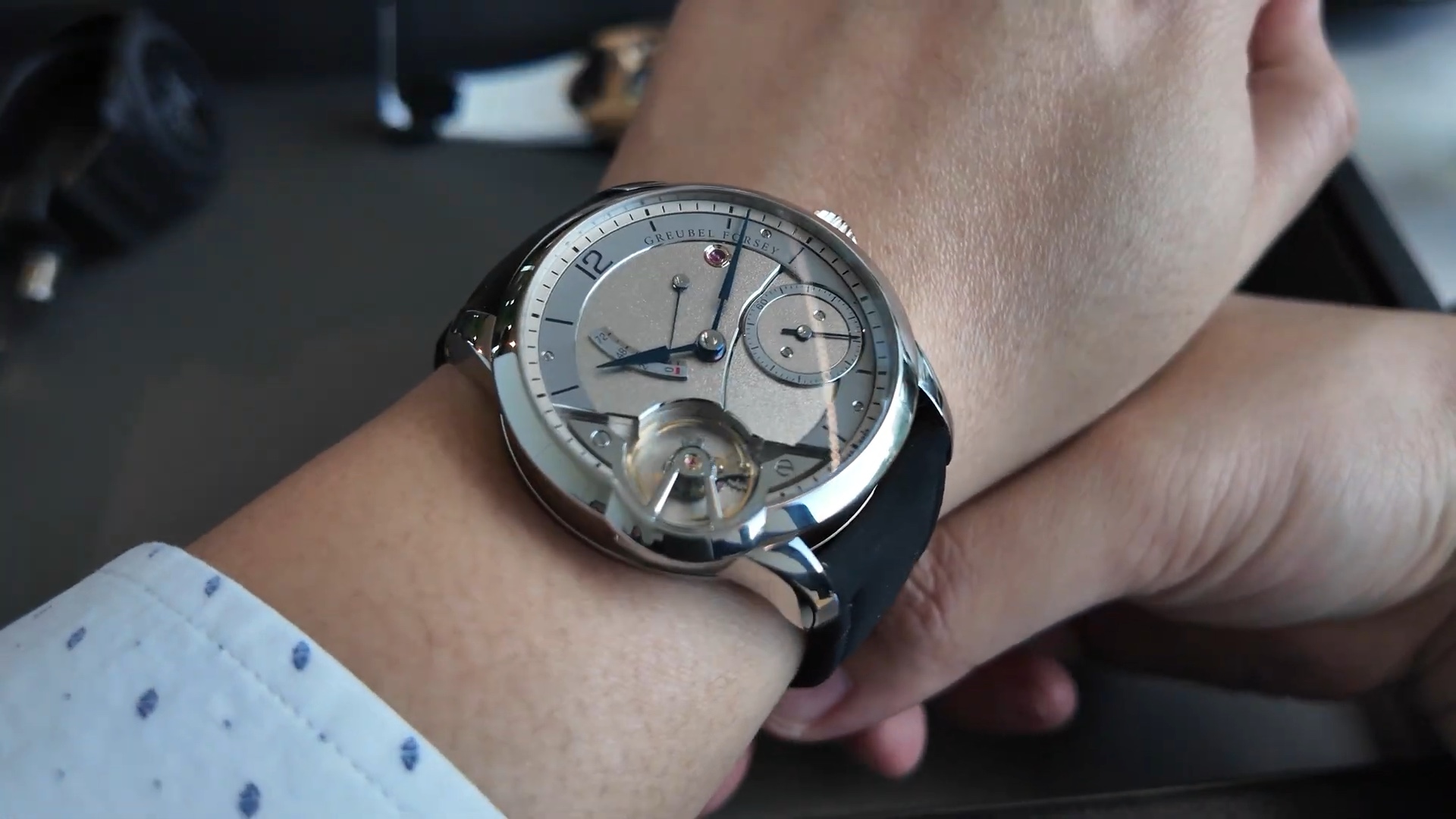 Greubel Forsey Balancier vỏ vàng trắng đeo trên cổ tay