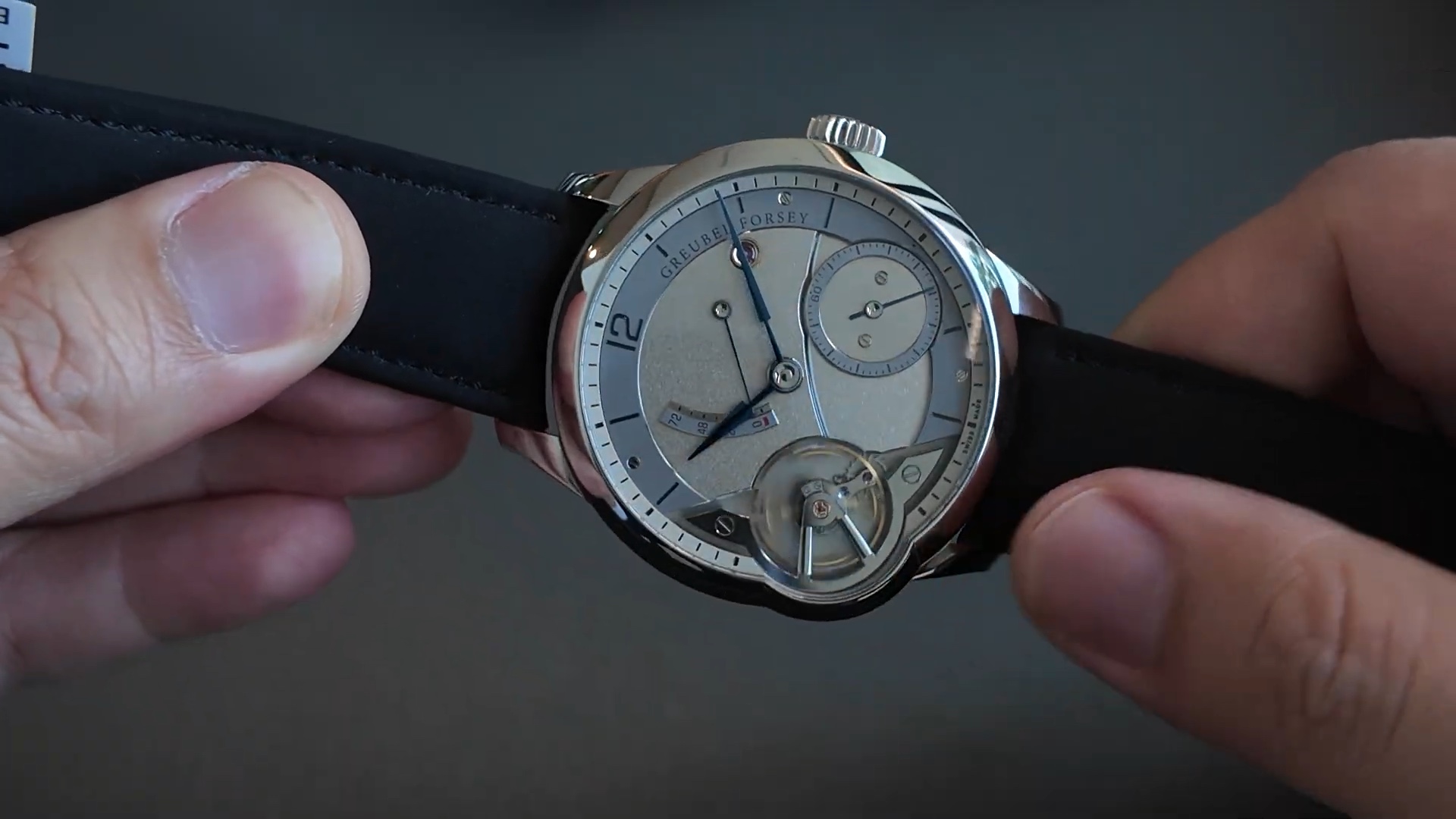 Mặt số Greubel Forsey Balancier với bánh cân bằng lộ ở nửa trên