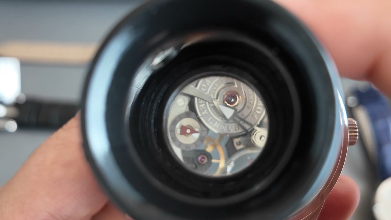 Cận cảnh bánh xe cân bằng và cơ cấu bộ thoát Greubel Forsey qua kính lúp