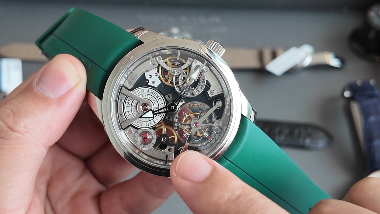 Lồng tourbillon nghiêng 30 độ nhìn cận cảnh từ góc chéo