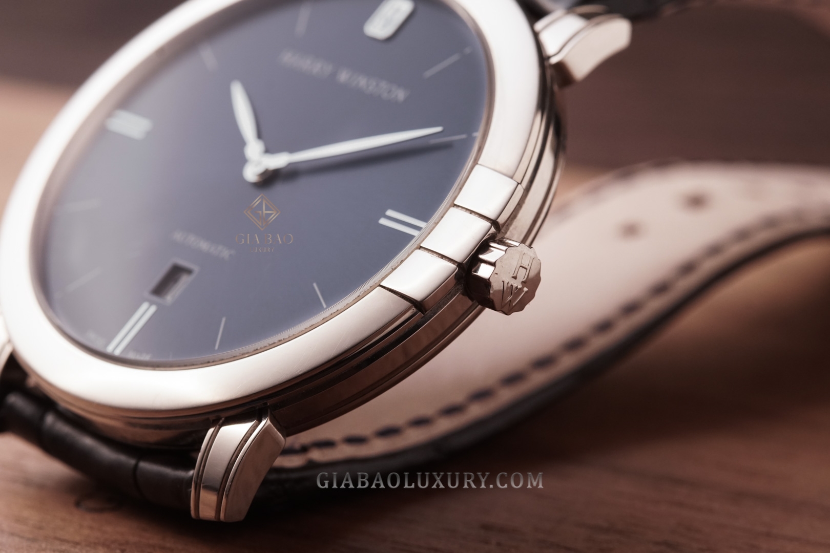 Harry Winston Midnight Blue nhìn nghiêng