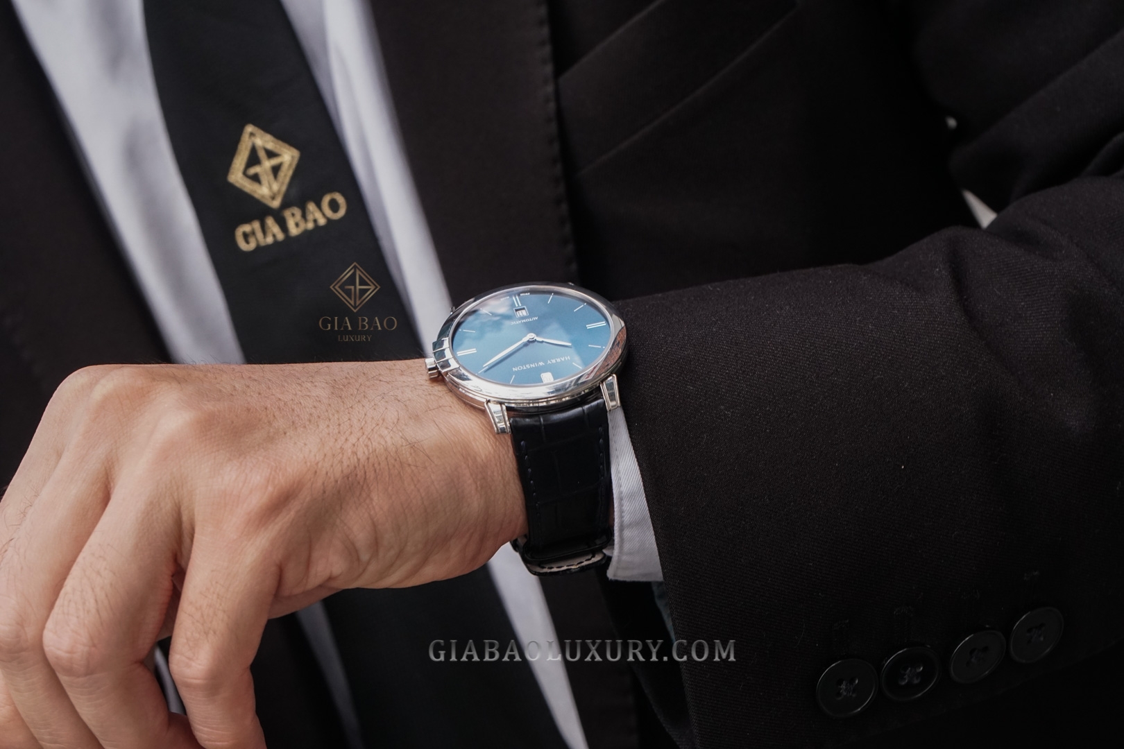 Harry Winston Midnight Blue trên cổ tay
