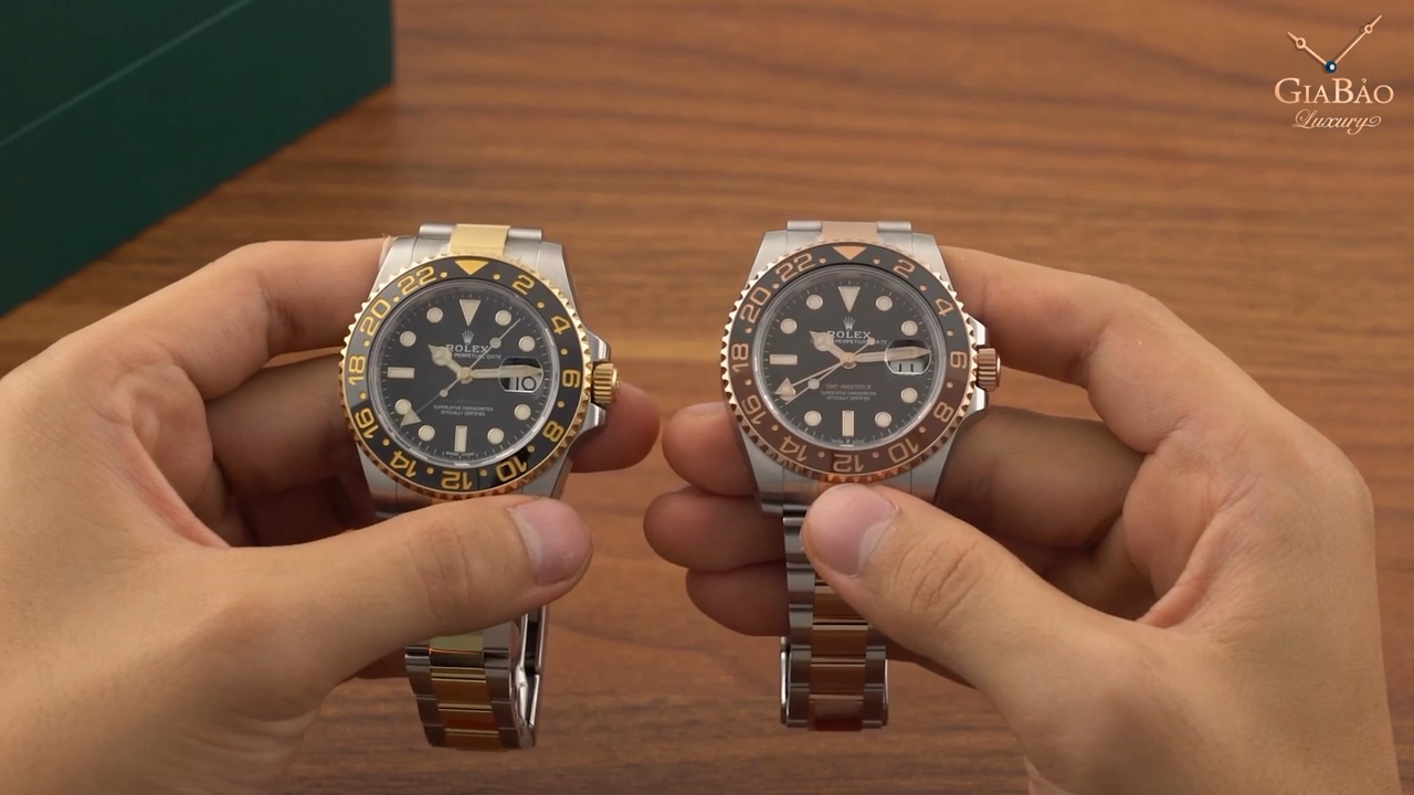 Rolex GMT-Master II 116713LN và 126711CHNR đặt cạnh nhau