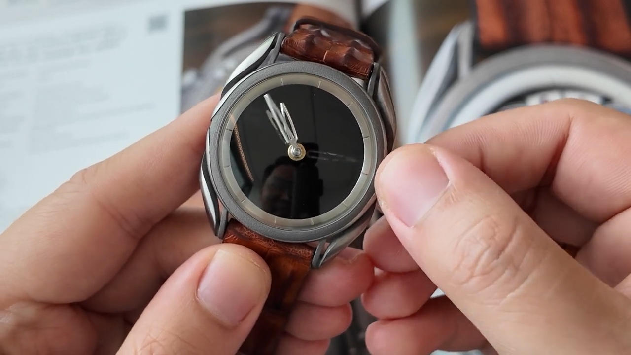 Mặt số Eclipse của Holthinrichs chuyển màu đen