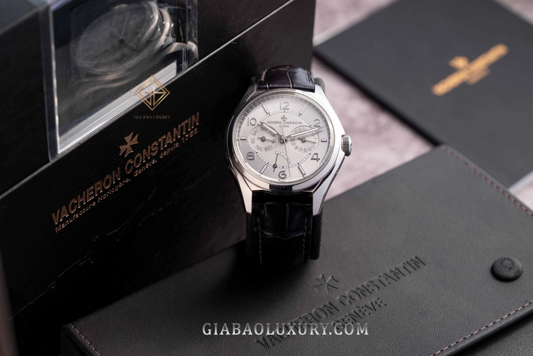 “Holy Trinity” đồng hồ: hiểu đúng ba thương hiệu: Vacheron Constantin đặt cạnh hộp và giấy tờ