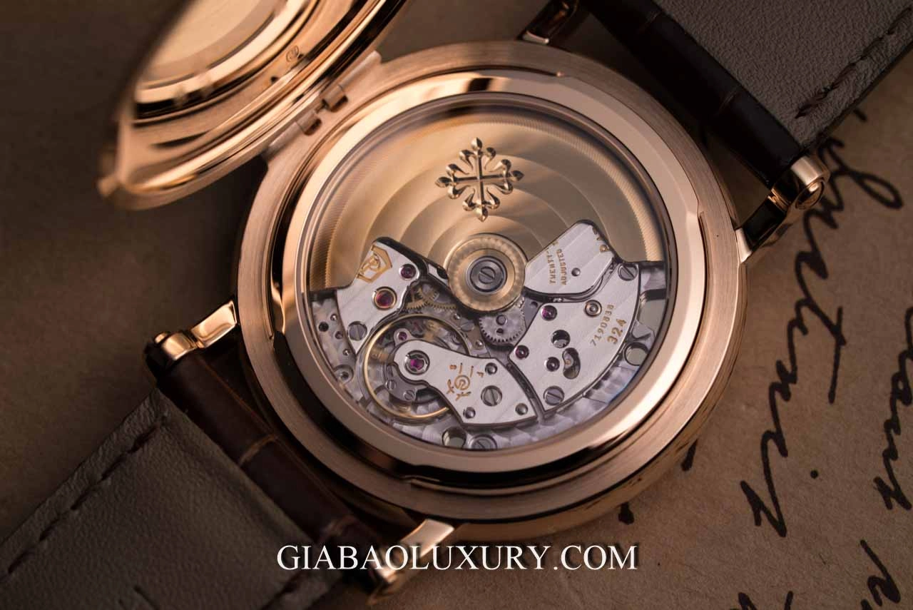 “Holy Trinity” đồng hồ: hiểu đúng ba thương hiệu: bộ máy Vacheron Constantin nhìn qua đáy sapphire