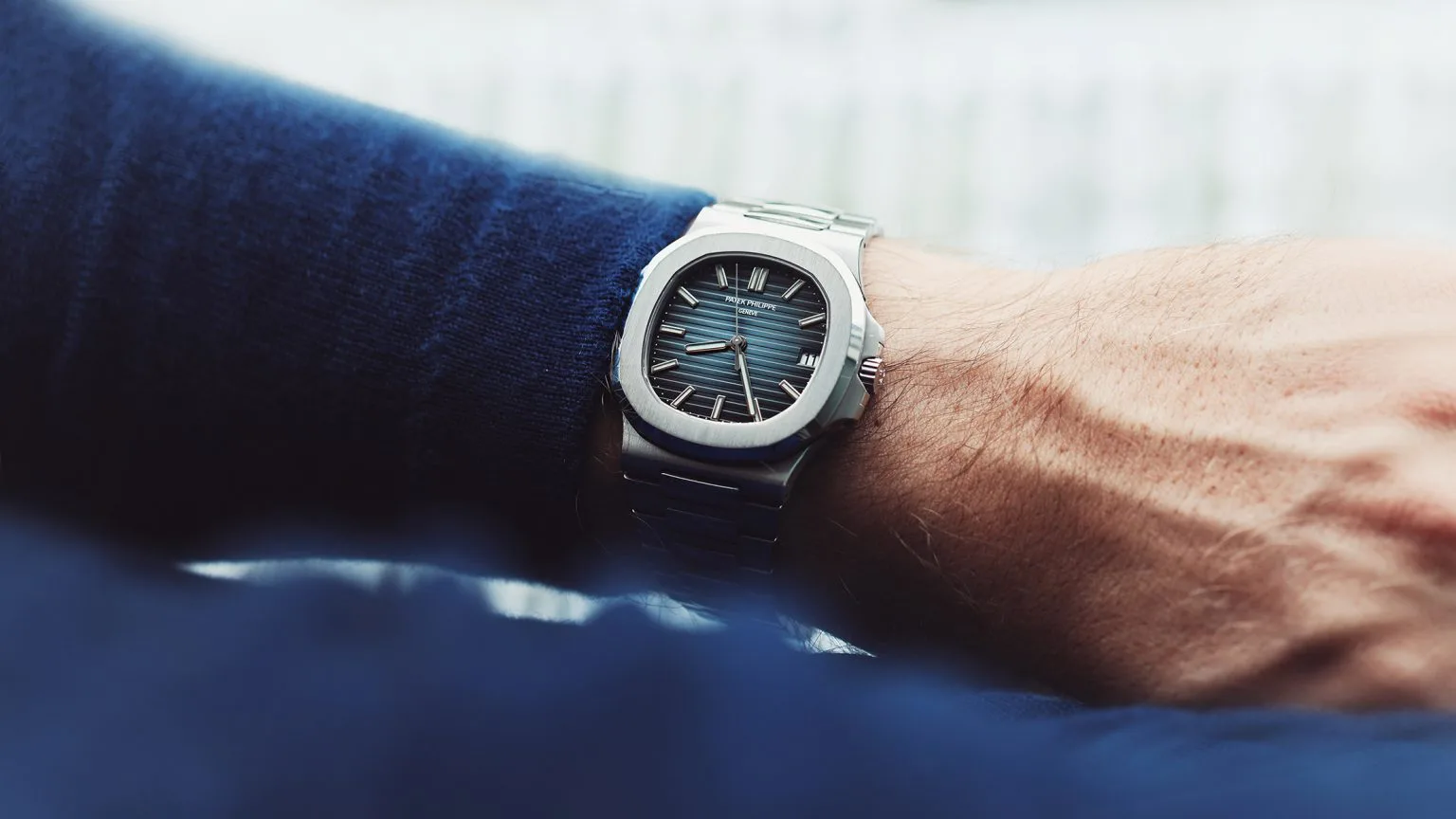 “Holy Trinity” đồng hồ: hiểu đúng ba thương hiệu: Patek Philippe Nautilus mặt số xanh trên cổ tay