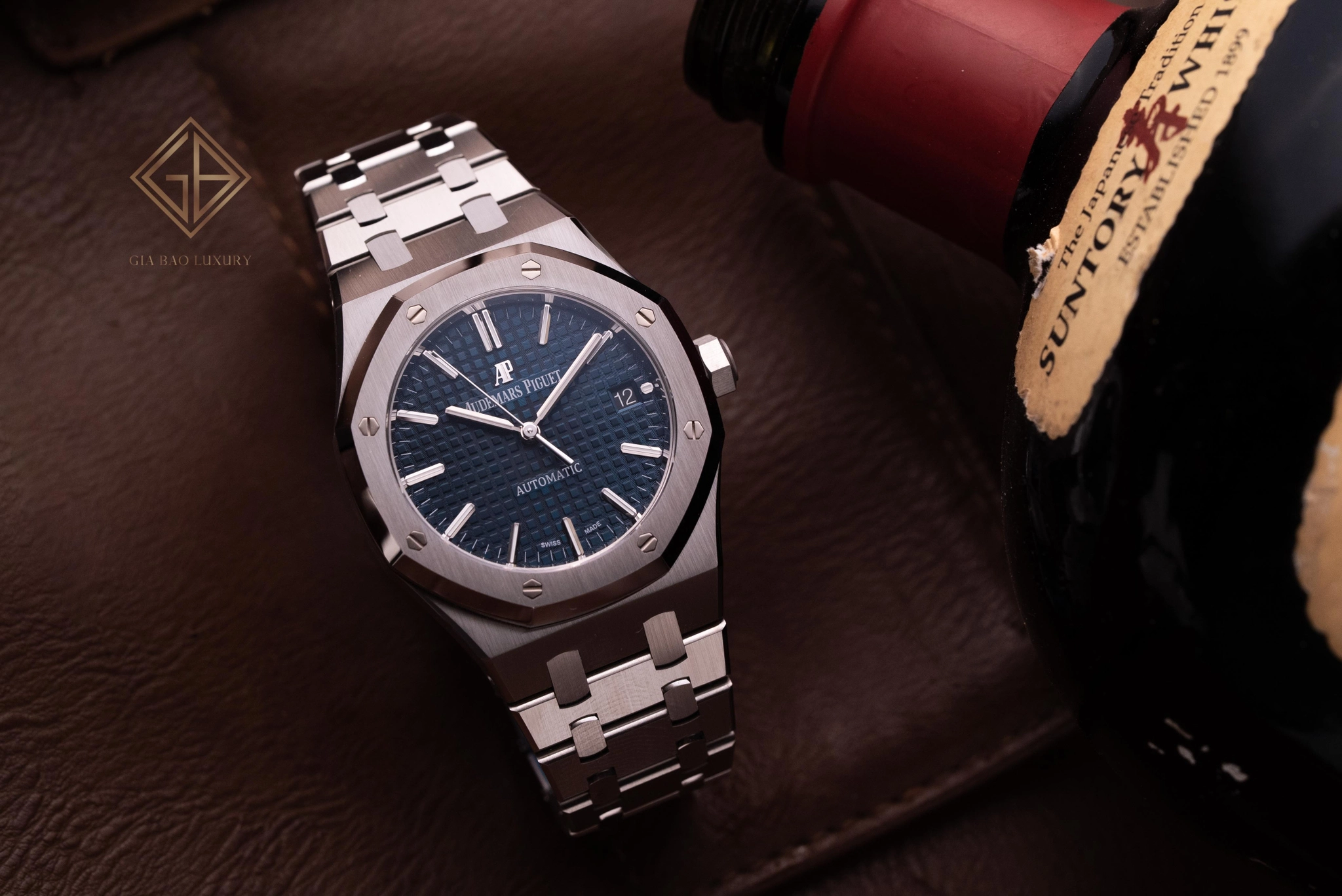 “Holy Trinity” đồng hồ: hiểu đúng ba thương hiệu: Audemars Piguet Royal Oak mặt số xanh và dây tích hợp