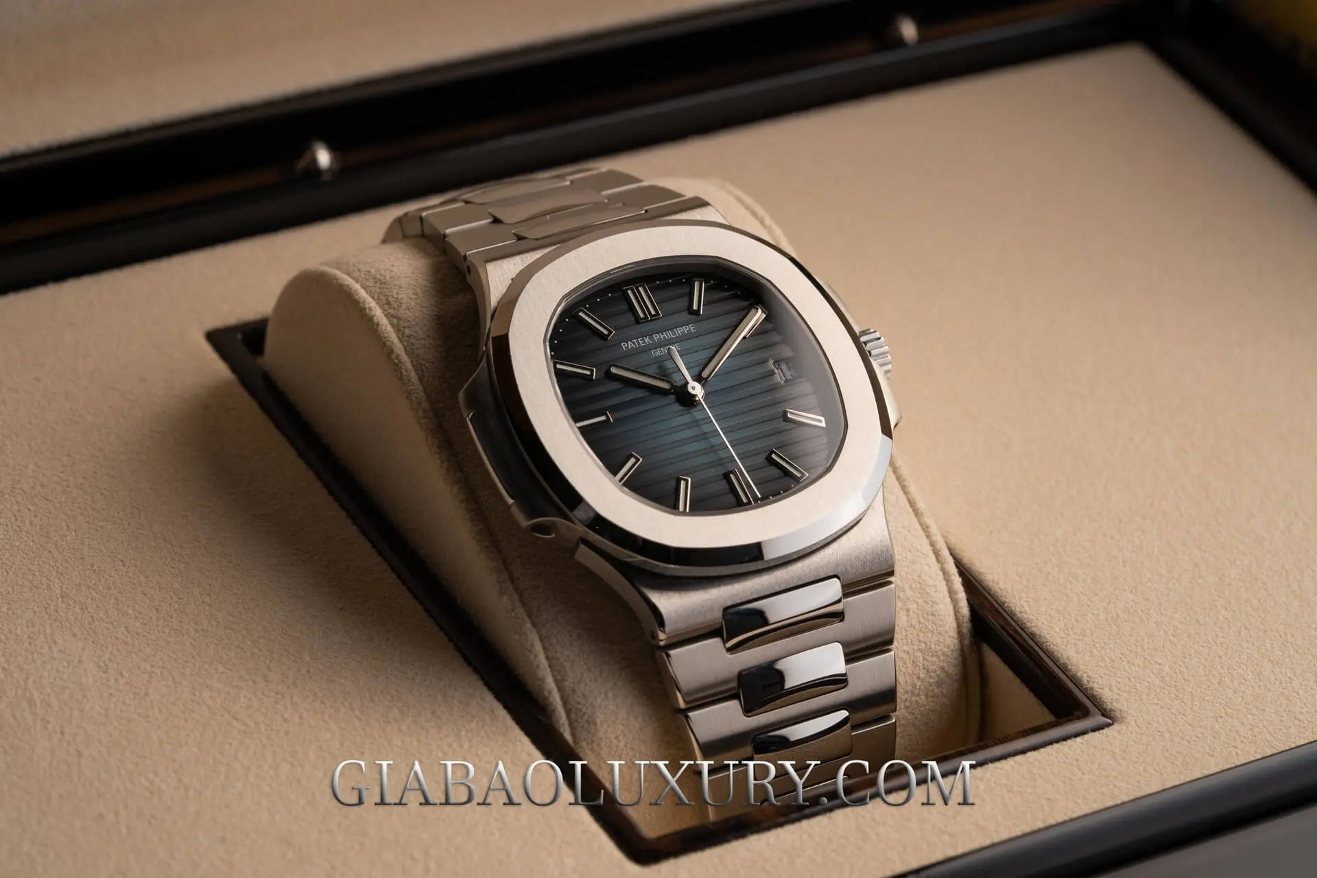 “Holy Trinity” đồng hồ: hiểu đúng ba thương hiệu: Patek Philippe Nautilus bằng thép trong hộp