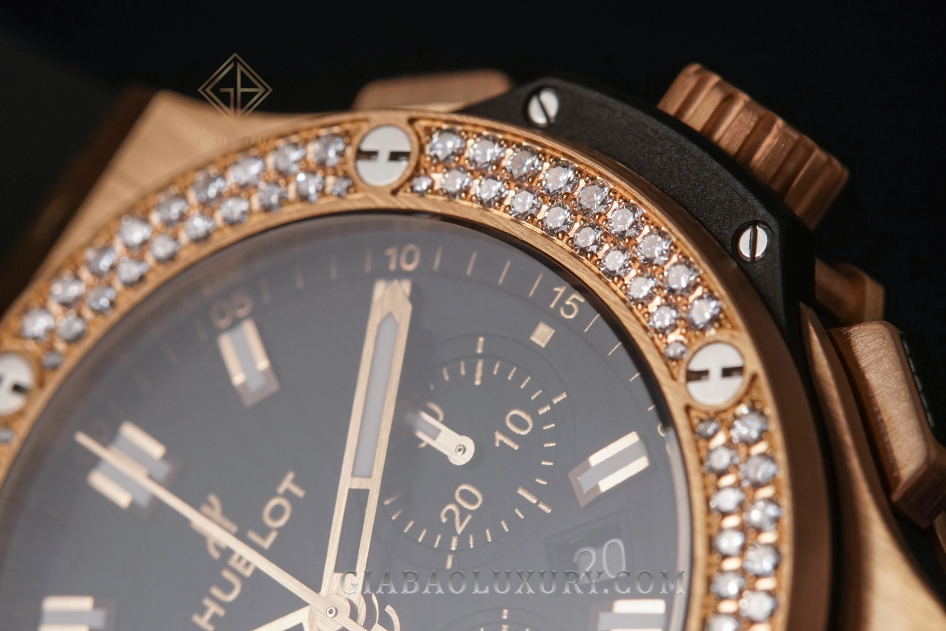 Hublot Big Bang King Gold Diamonds 44 mm thế hệ HUB4100: vành đính kim cương và sáu vít chữ H