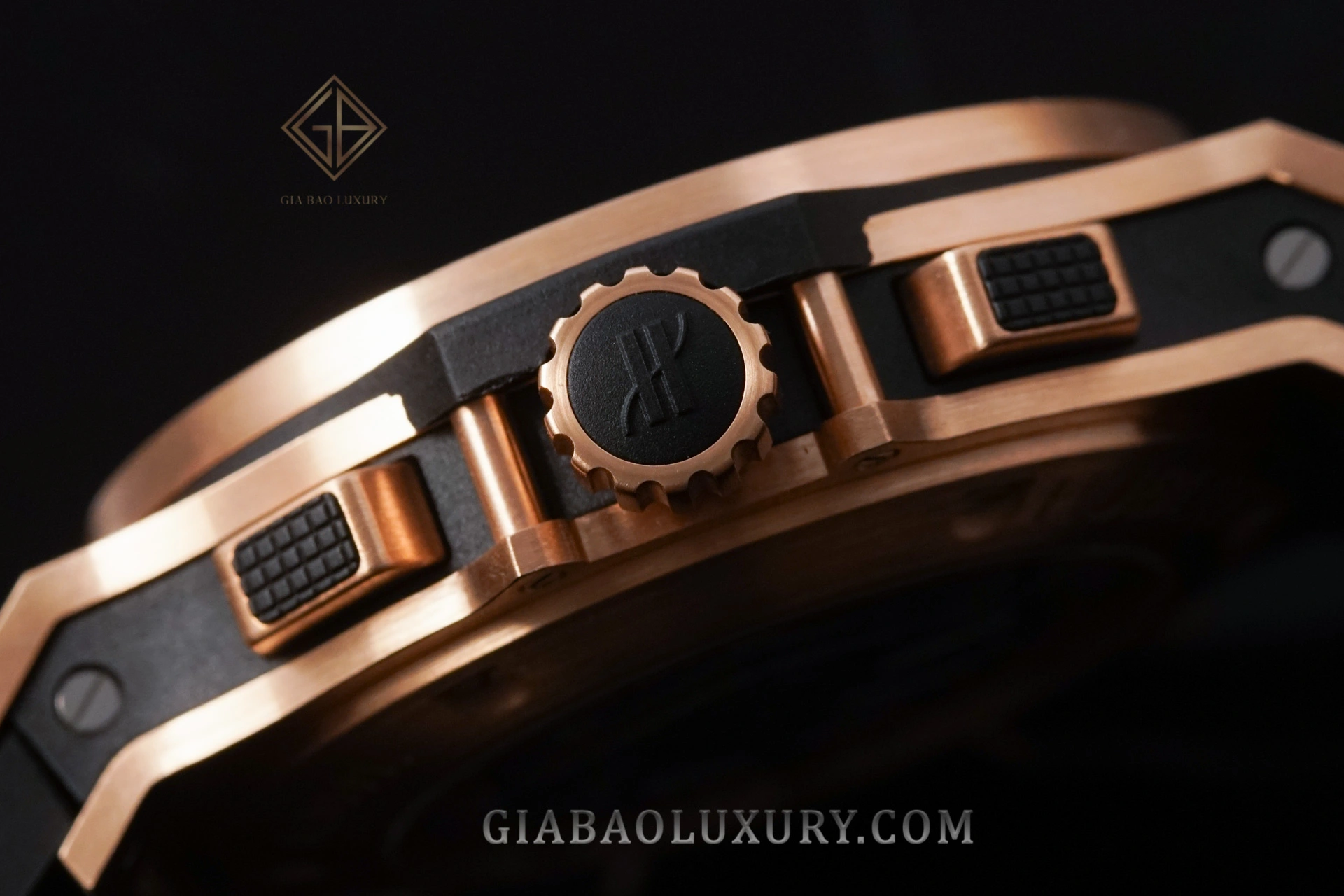 Hublot Big Bang King Gold Diamonds 44 mm thế hệ HUB4100: mặt số chronograph của thế hệ calibre HUB4100
