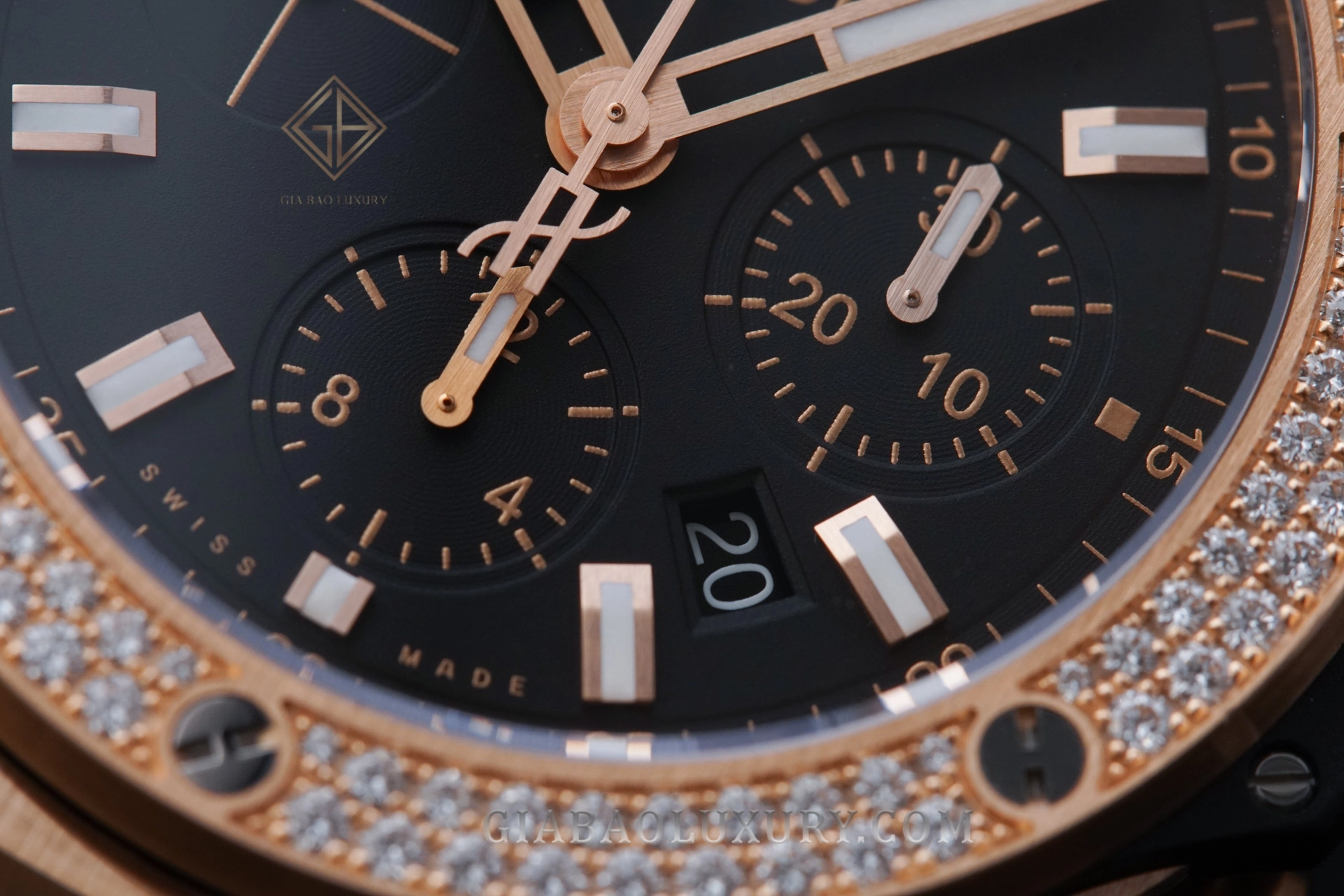 Hublot Big Bang King Gold Diamonds 44 mm thế hệ HUB4100: vỏ 44 mm cùng nút bấm chronograph