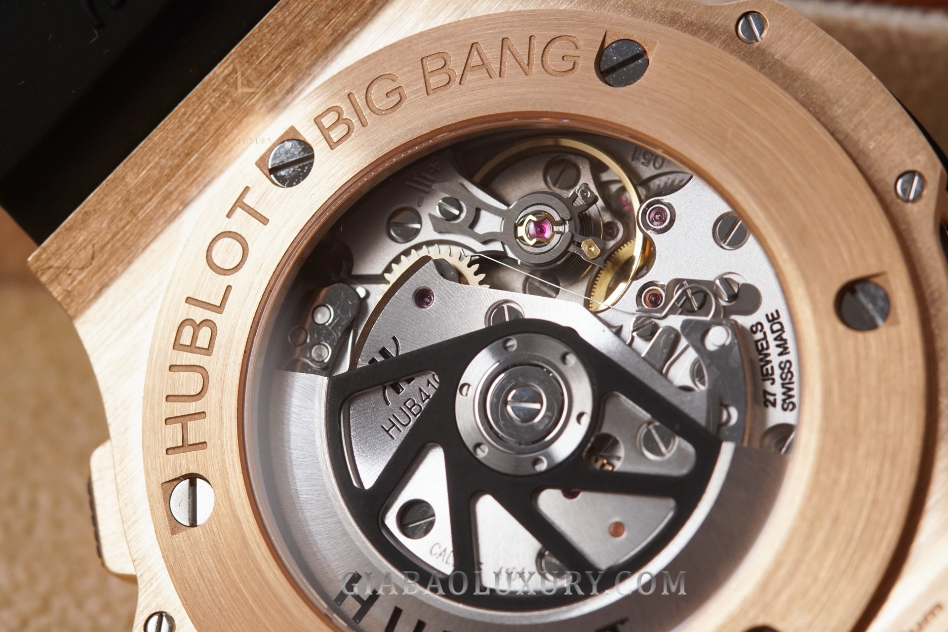 Hublot Big Bang King Gold Diamonds 44 mm thế hệ HUB4100: dây cao su và khóa gập của Big Bang