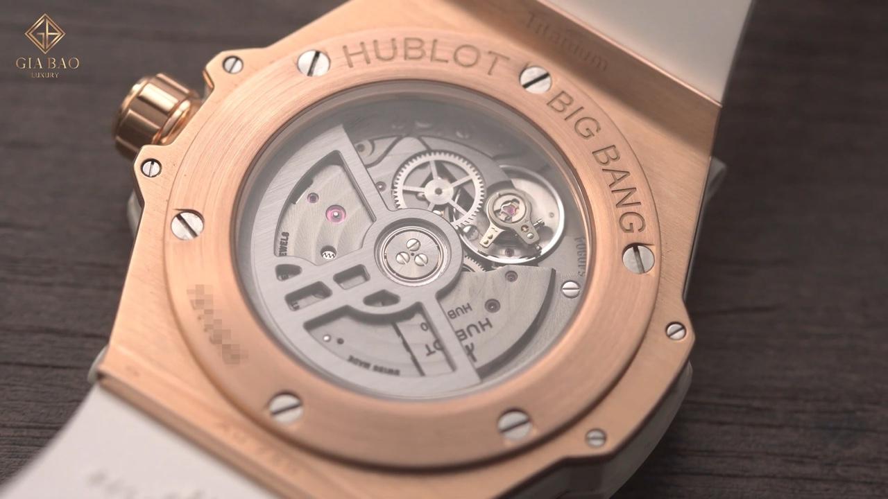 Đáy sapphire và calibre HUB1710 của Hublot Big Bang One Click Full Pavé