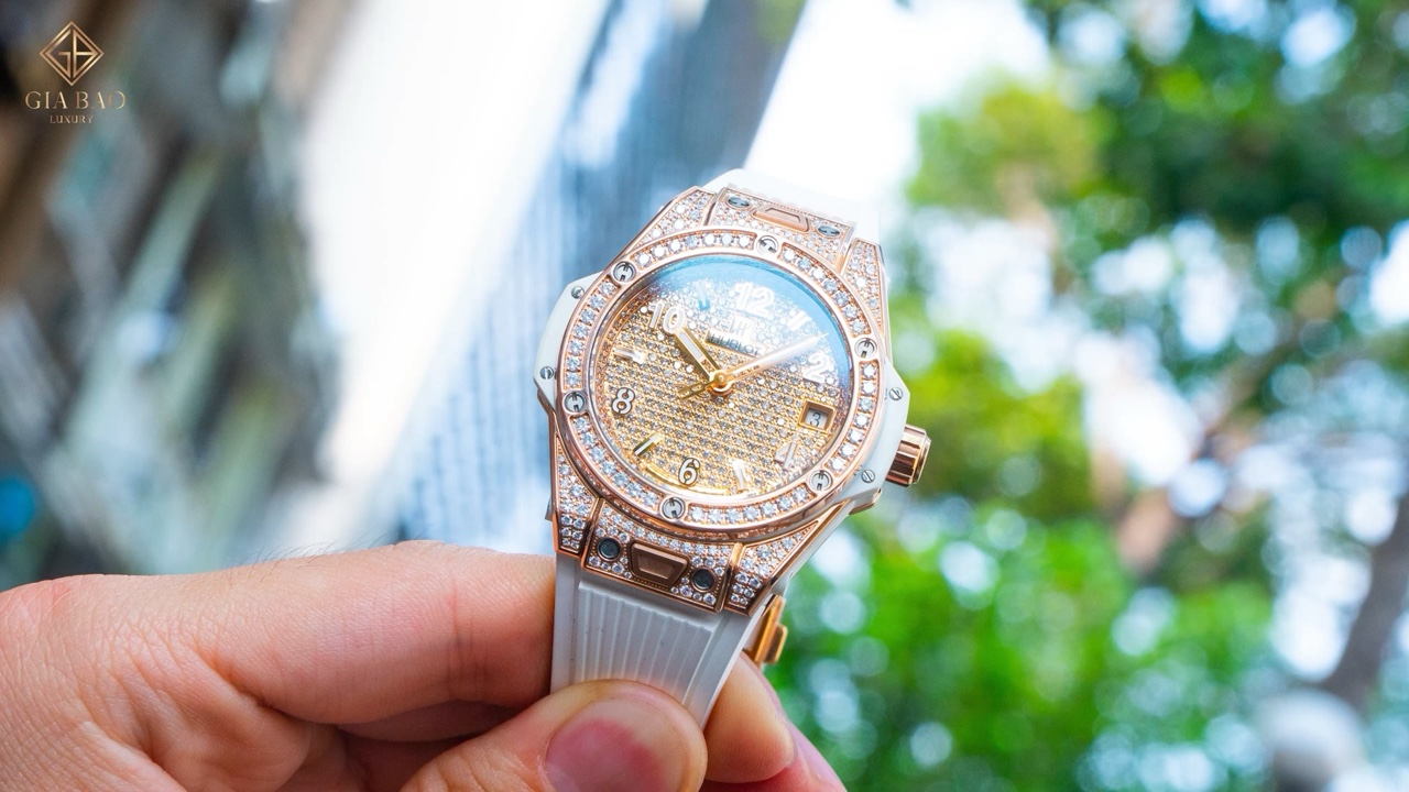 Hublot Big Bang One Click Full Pavé 39 mm trên cổ tay