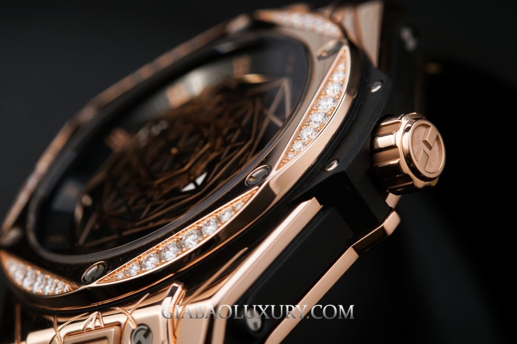 Hublot Big Bang Sang Bleu 39 mm: hình học chuyển động: cạnh vỏ đa diện và vành kim cương của Sang Bleu