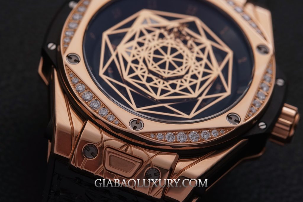Hublot Big Bang Sang Bleu 39 mm: hình học chuyển động: hệ kim hình học do Maxime Plescia-Büchi thiết kế