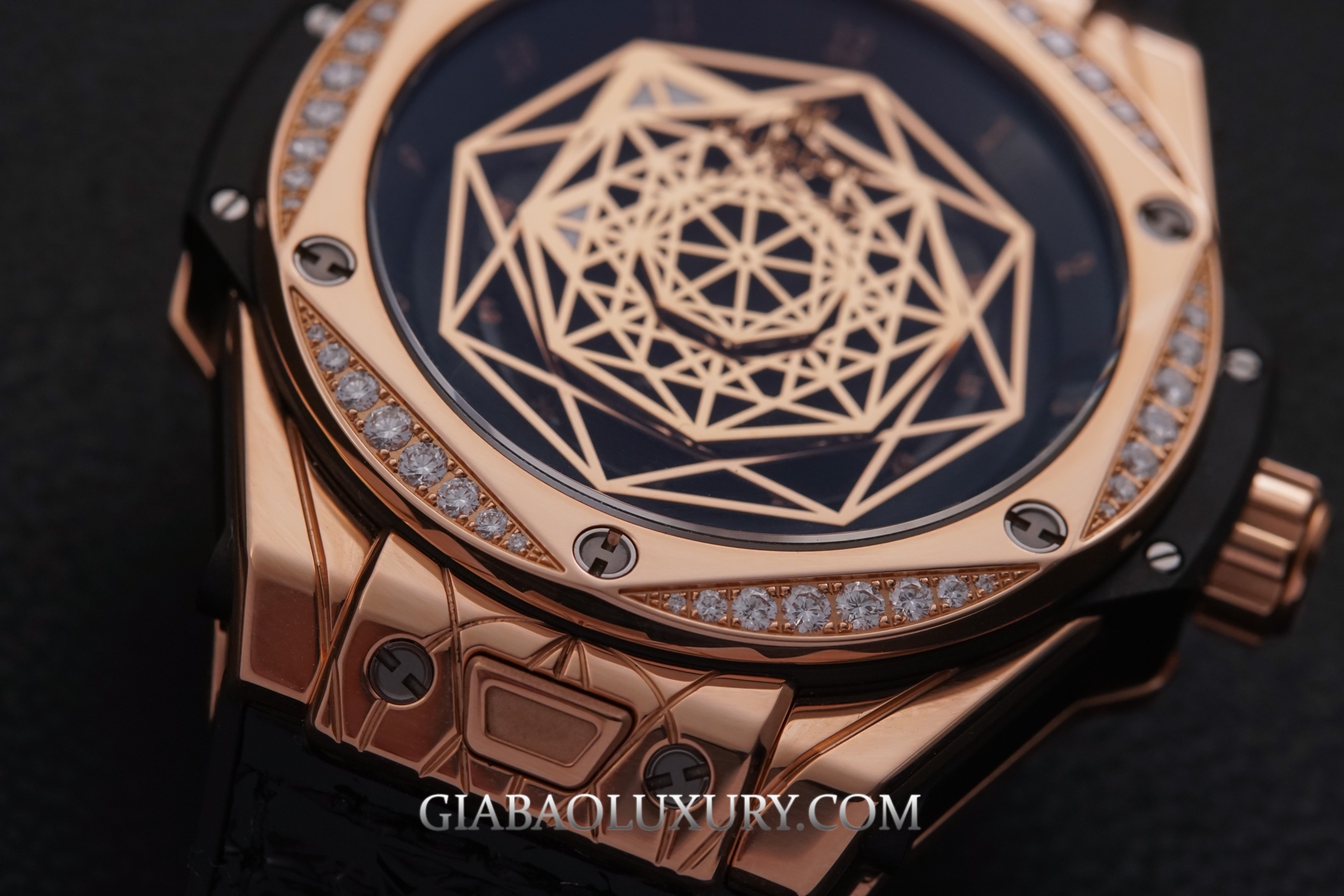 Hublot Big Bang Sang Bleu 39 mm: hình học chuyển động: hệ kim hình học do Maxime Plescia-Büchi thiết kế