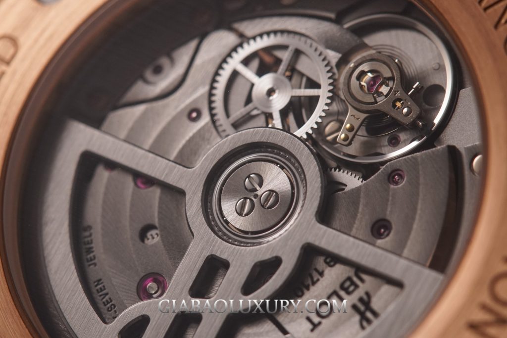 Hublot Big Bang Sang Bleu 39 mm: hình học chuyển động: calibre tự động HUB1710 nhìn qua đáy sapphire