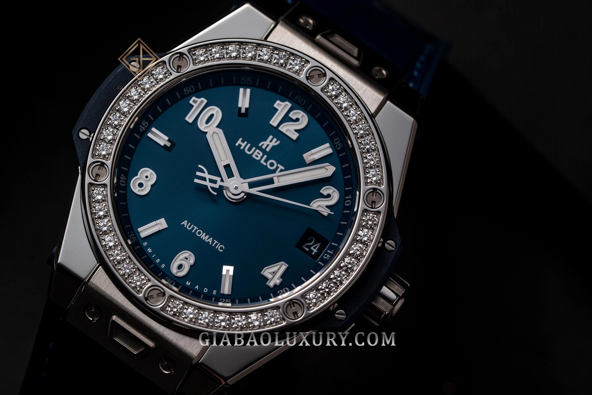 Hublot Big Bang One Click Steel Blue Diamonds 39 mm: mặt xanh sunray và vành kim cương của Big Bang One Click 39 mm