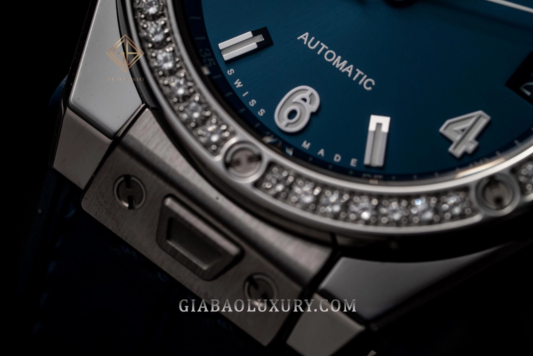 Hublot Big Bang One Click Steel Blue Diamonds 39 mm: nút tháo dây One Click cùng cạnh vỏ thép