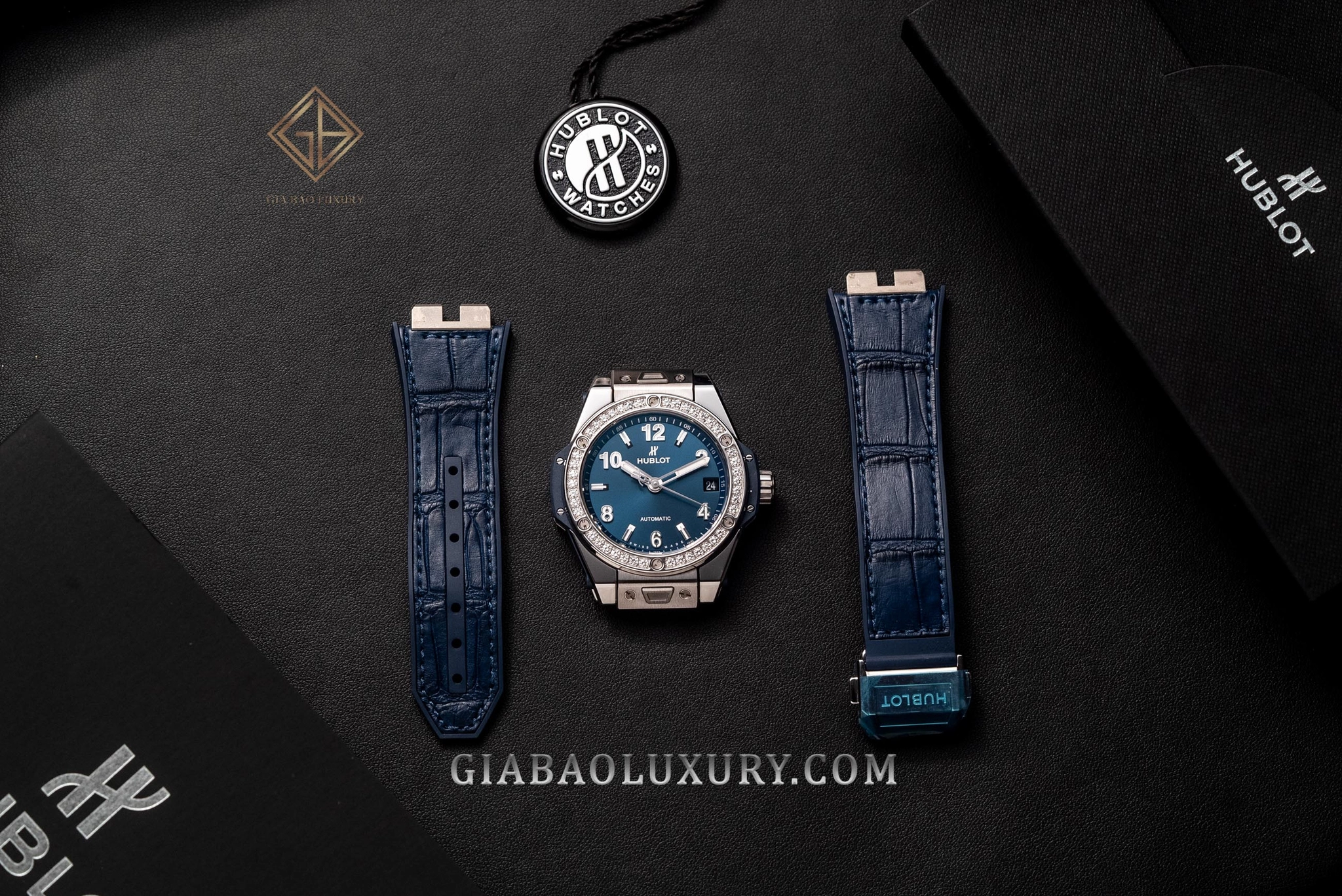 Hublot Big Bang One Click Steel Blue Diamonds 39 mm: đồng hồ và hai nửa dây alligator màu xanh