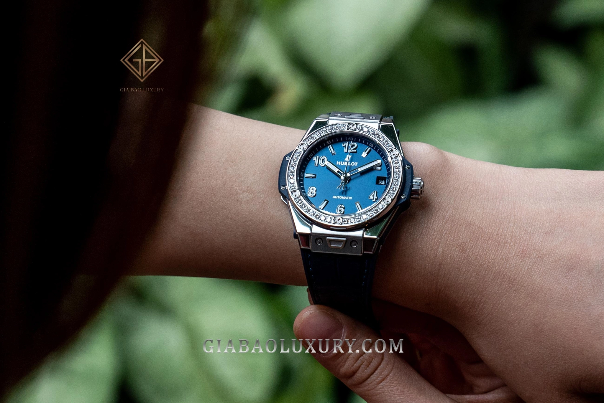 Hublot Big Bang One Click Steel Blue Diamonds 39 mm: Big Bang One Click Steel Blue Diamonds trên cổ tay