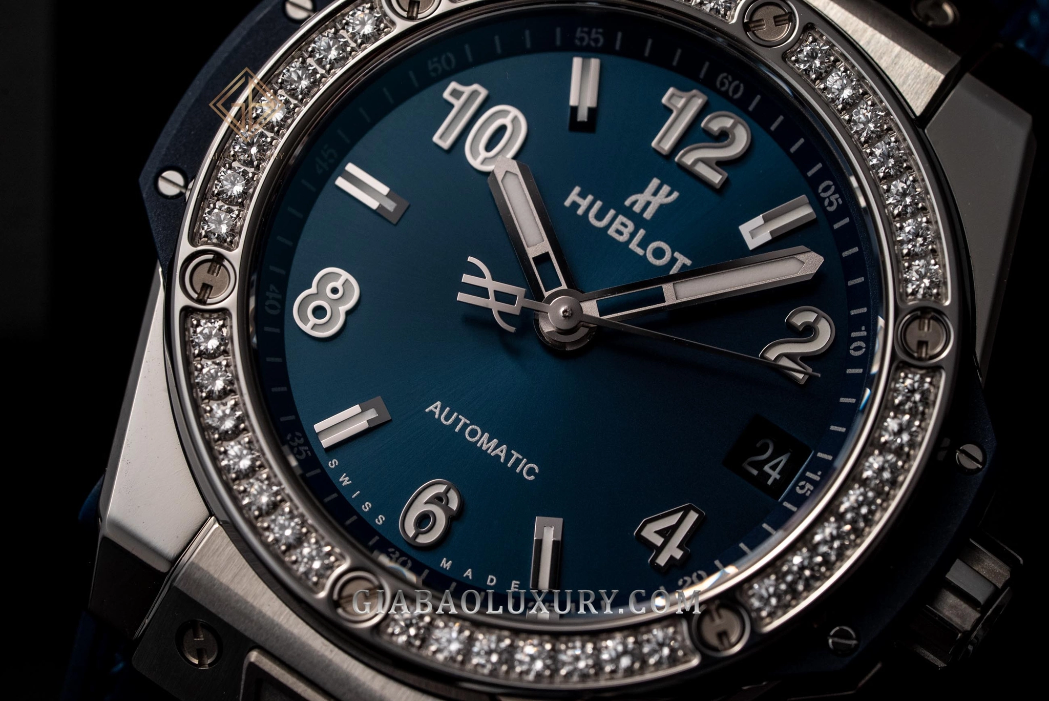 Hublot Big Bang One Click Steel Blue Diamonds 39 mm: mặt số ba kim-lịch nhìn cận cảnh