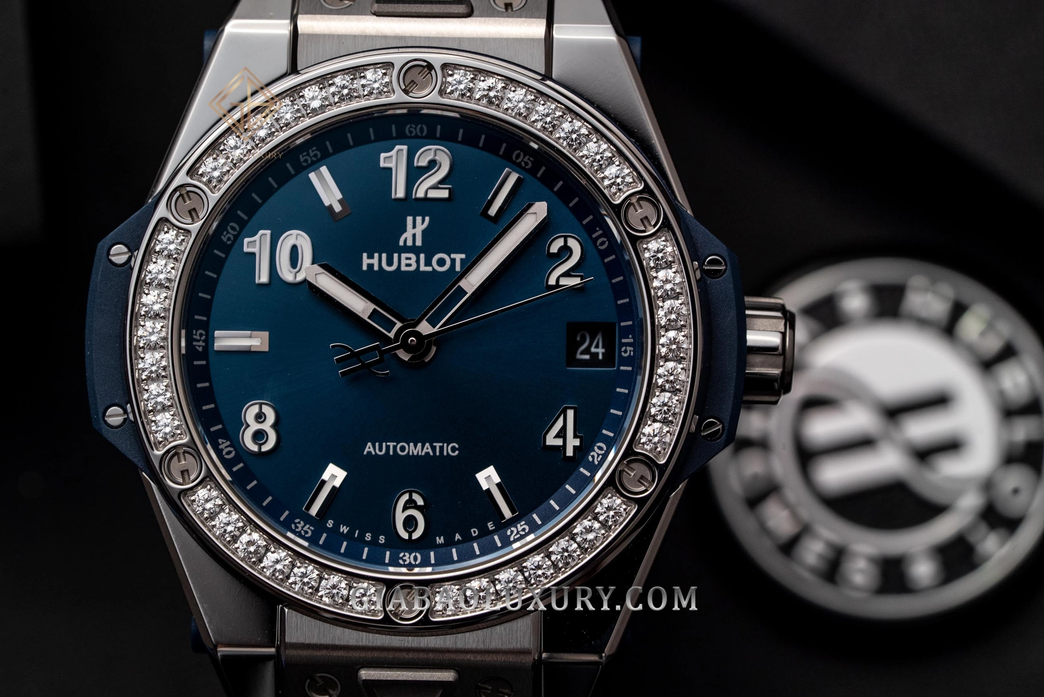 Hublot Big Bang One Click Steel Blue Diamonds 39 mm: toàn cảnh vỏ thép, vành kim cương và dây xanh