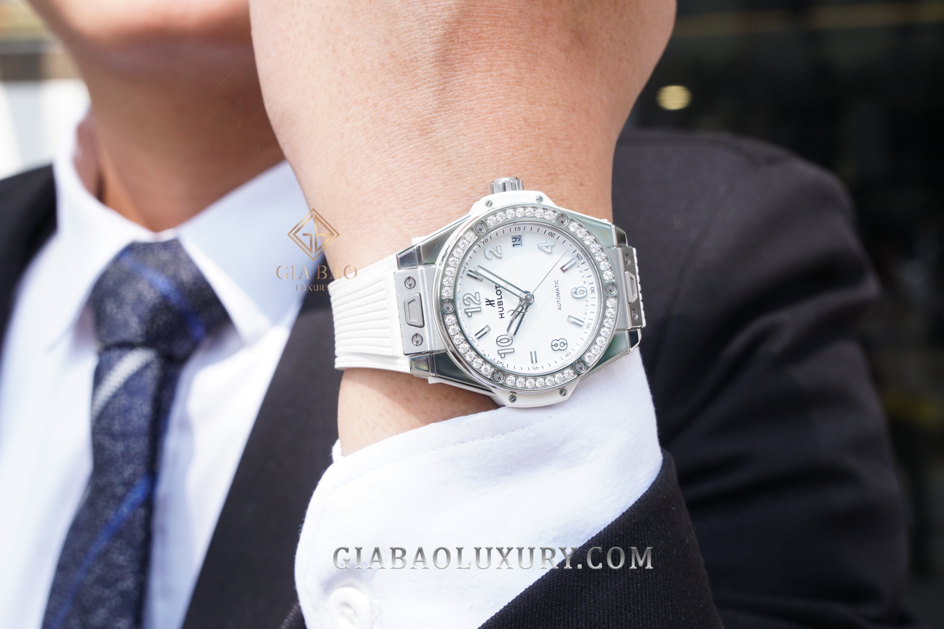 Hublot Big Bang One Click Steel White Diamonds 39 mm: tỷ lệ vỏ 39 mm khi lên cổ tay