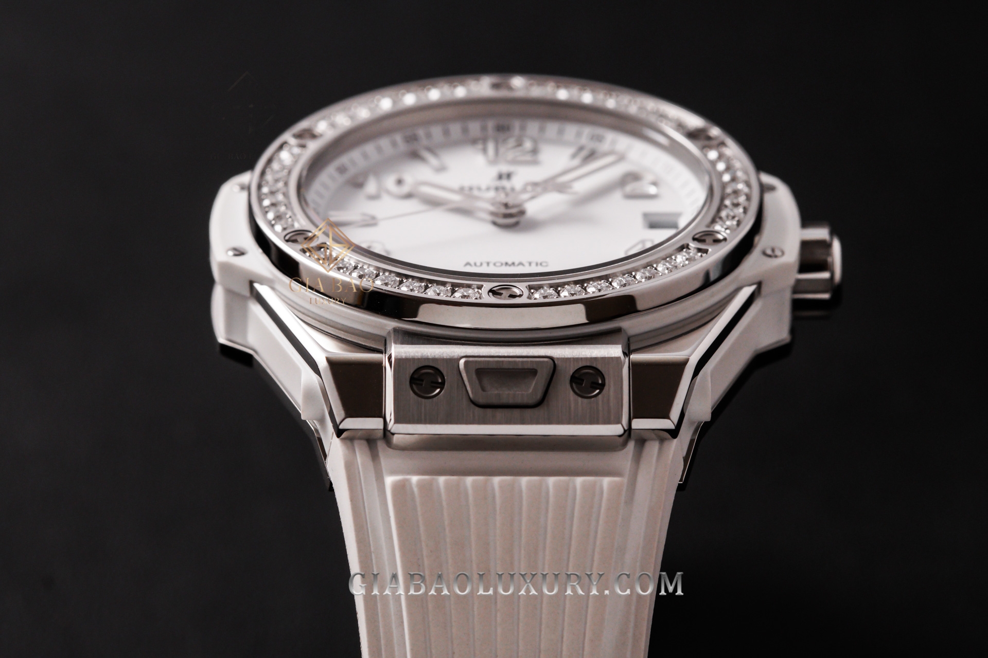 Hublot Big Bang One Click Steel White Diamonds 39 mm: vỏ thép cùng vành đính kim cương