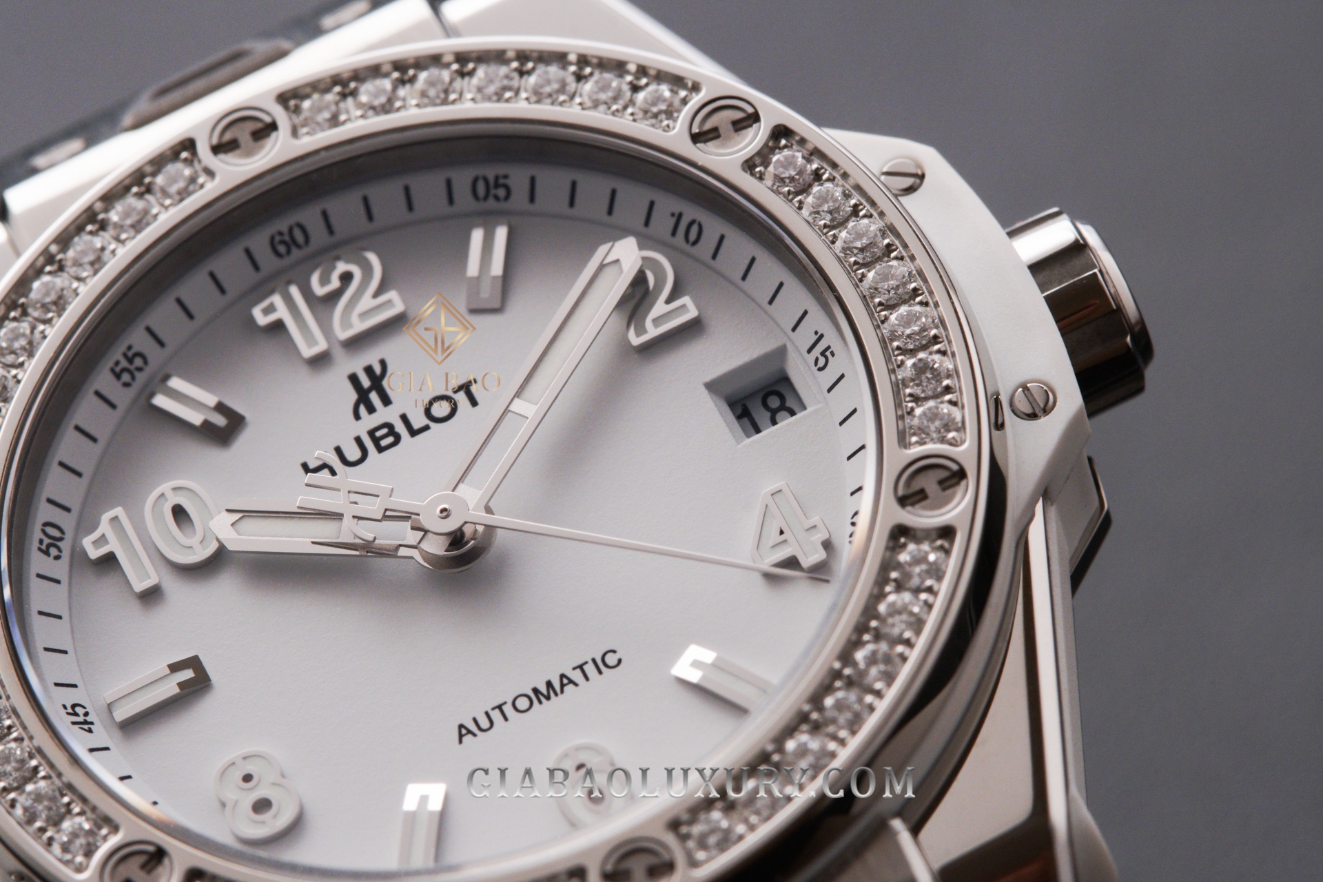 Hublot Big Bang One Click Steel White Diamonds 39 mm: mặt số trắng và bộ cọc giờ của Big Bang One Click