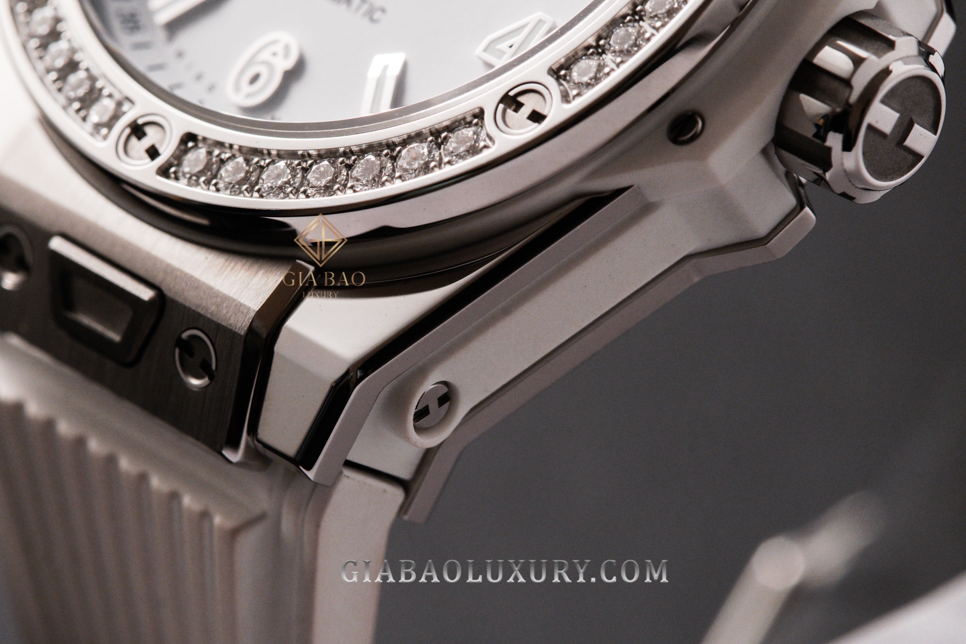 Hublot Big Bang One Click Steel White Diamonds 39 mm: núm chỉnh giờ cùng hệ thống thay dây One Click