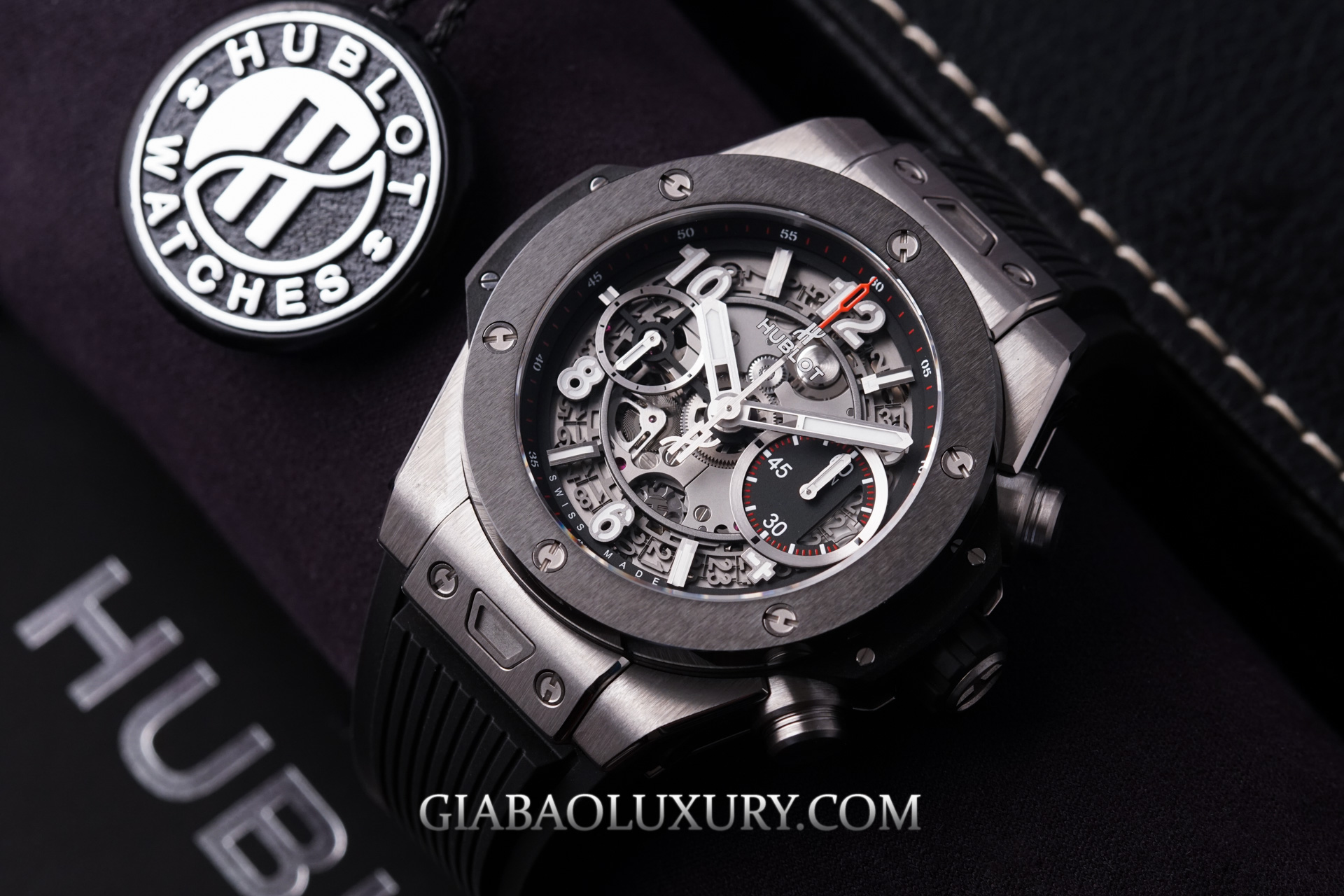 Hublot Big Bang Unico 42 và 45 mm: khác biệt kỹ thuật: Hublot Big Bang Unico Titanium Ceramic 42 mm nhìn chính diện