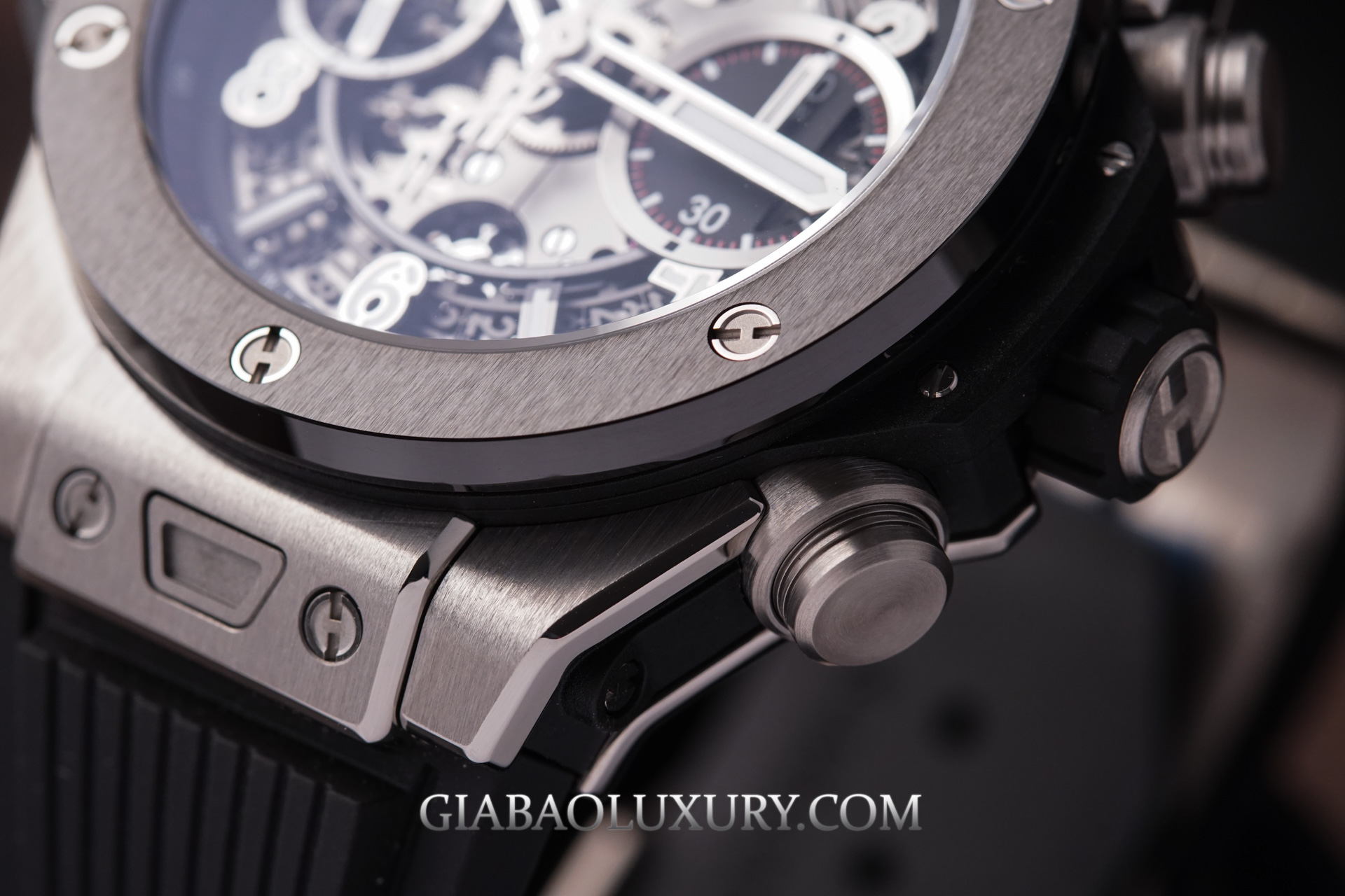 Hublot Big Bang Unico 42 và 45 mm: khác biệt kỹ thuật: cạnh vỏ titanium và vành ceramic của Big Bang Unico 42 mm