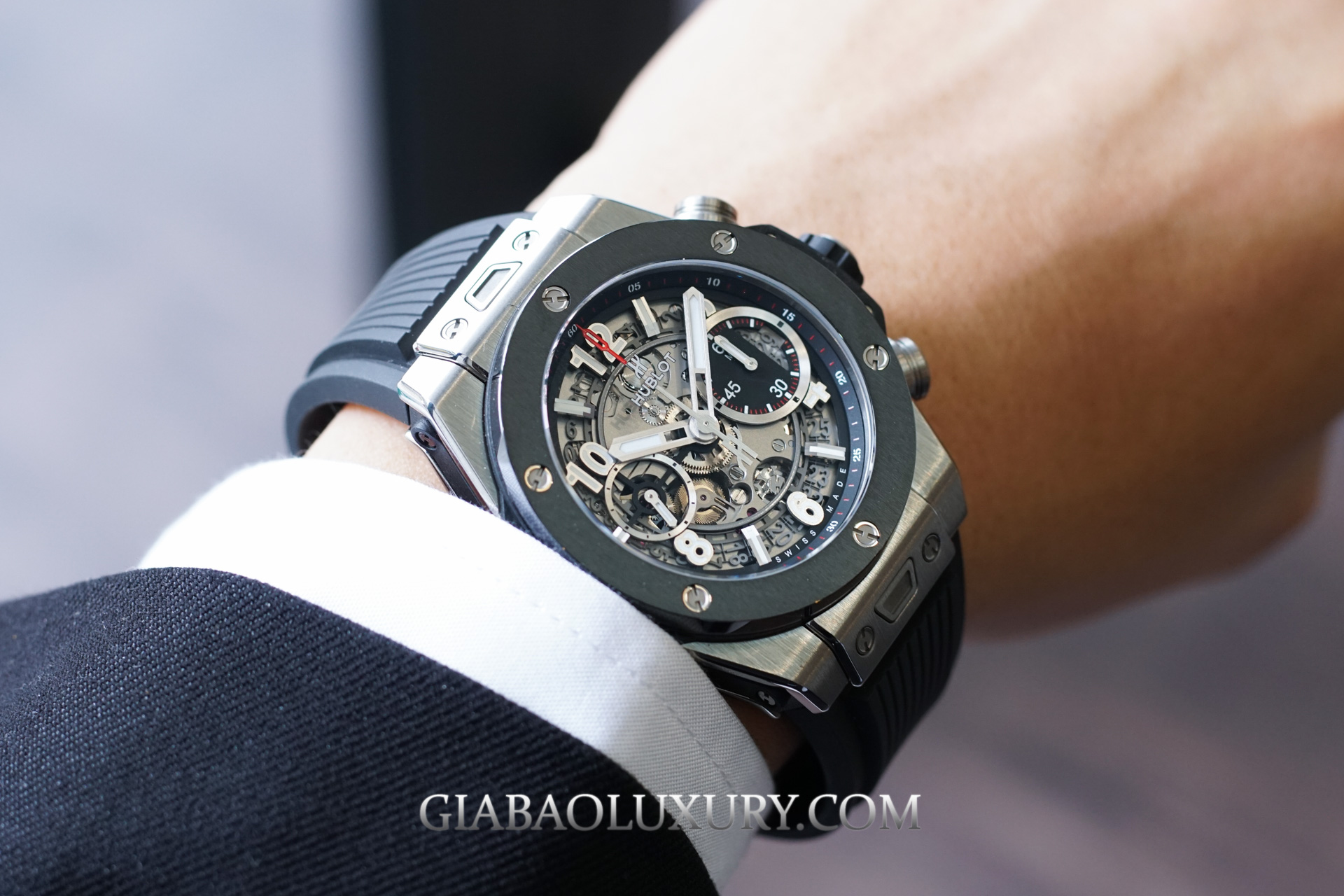 Hublot Big Bang Unico 42 và 45 mm: khác biệt kỹ thuật: calibre HUB1280 nhìn qua đáy sapphire
