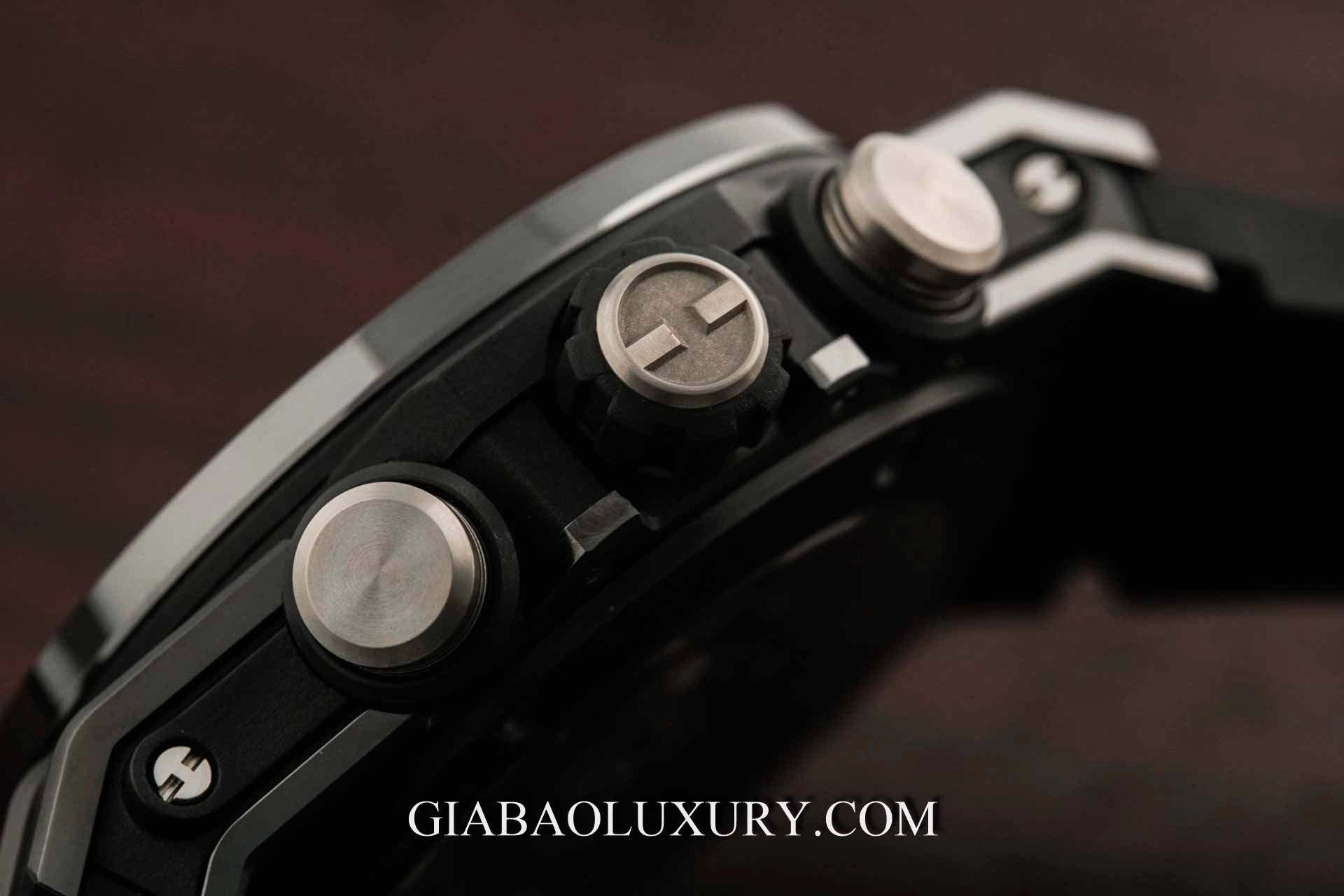 Hublot Big Bang Unico Black Magic 45 mm: nút bấm chronograph và núm chỉnh