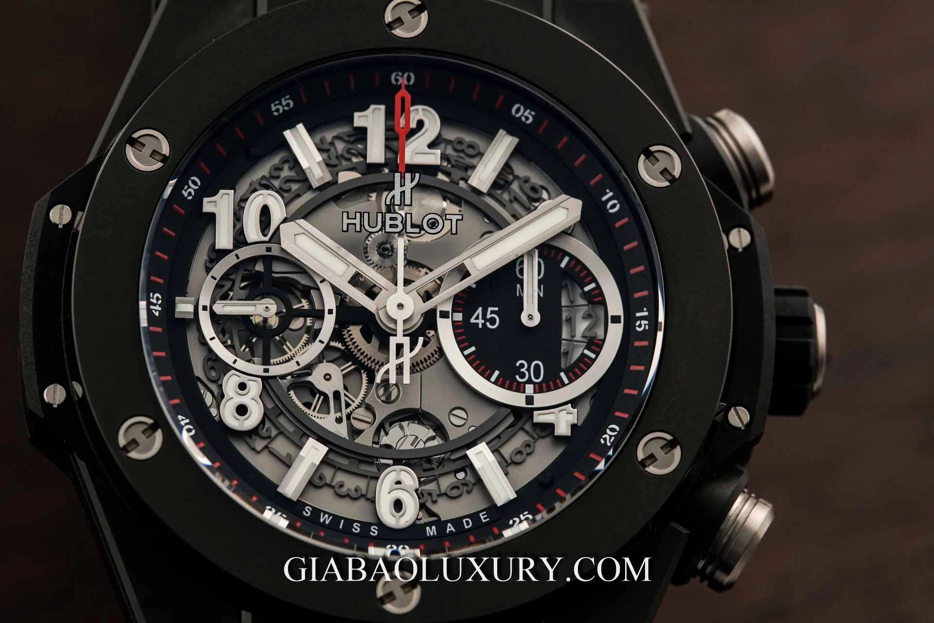 Hublot Big Bang Unico Black Magic 45 mm: mặt số skeleton và bộ đếm chronograph