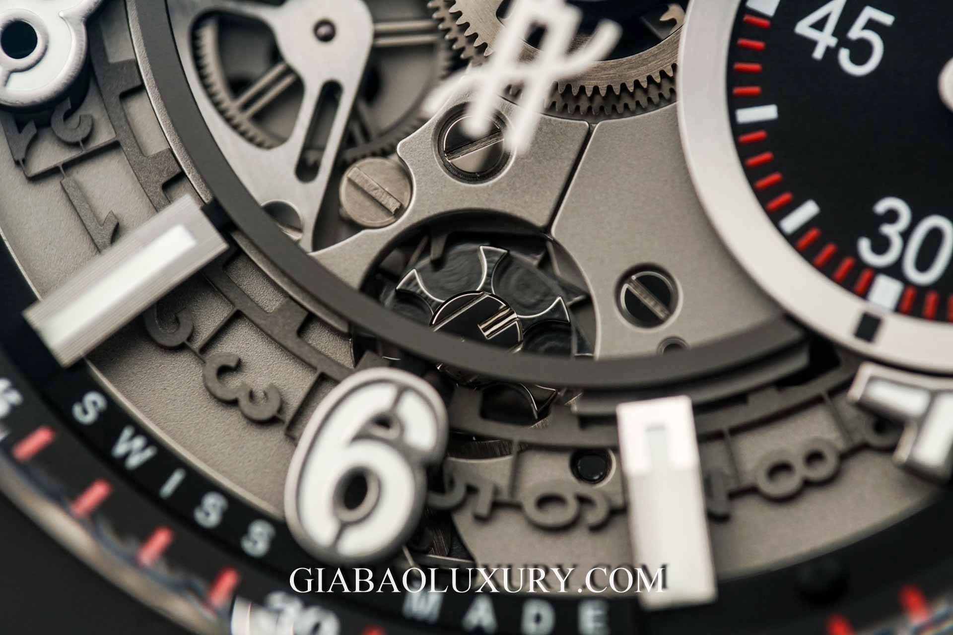 Hublot Big Bang Unico Black Magic 45 mm: chi tiết cơ cấu chronograph nhìn từ mặt số skeleton