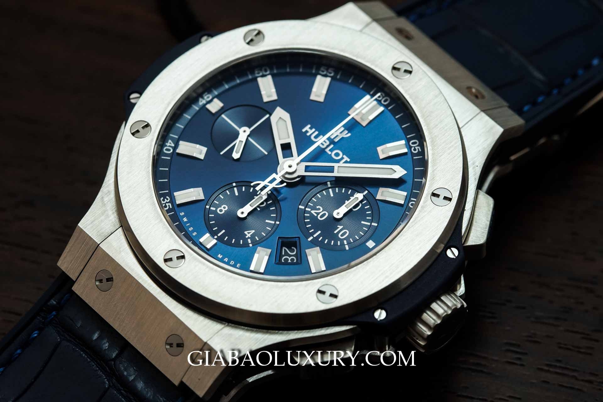 Cận cảnh bezel thép nhiều lớp của Hublot Big Bang 301