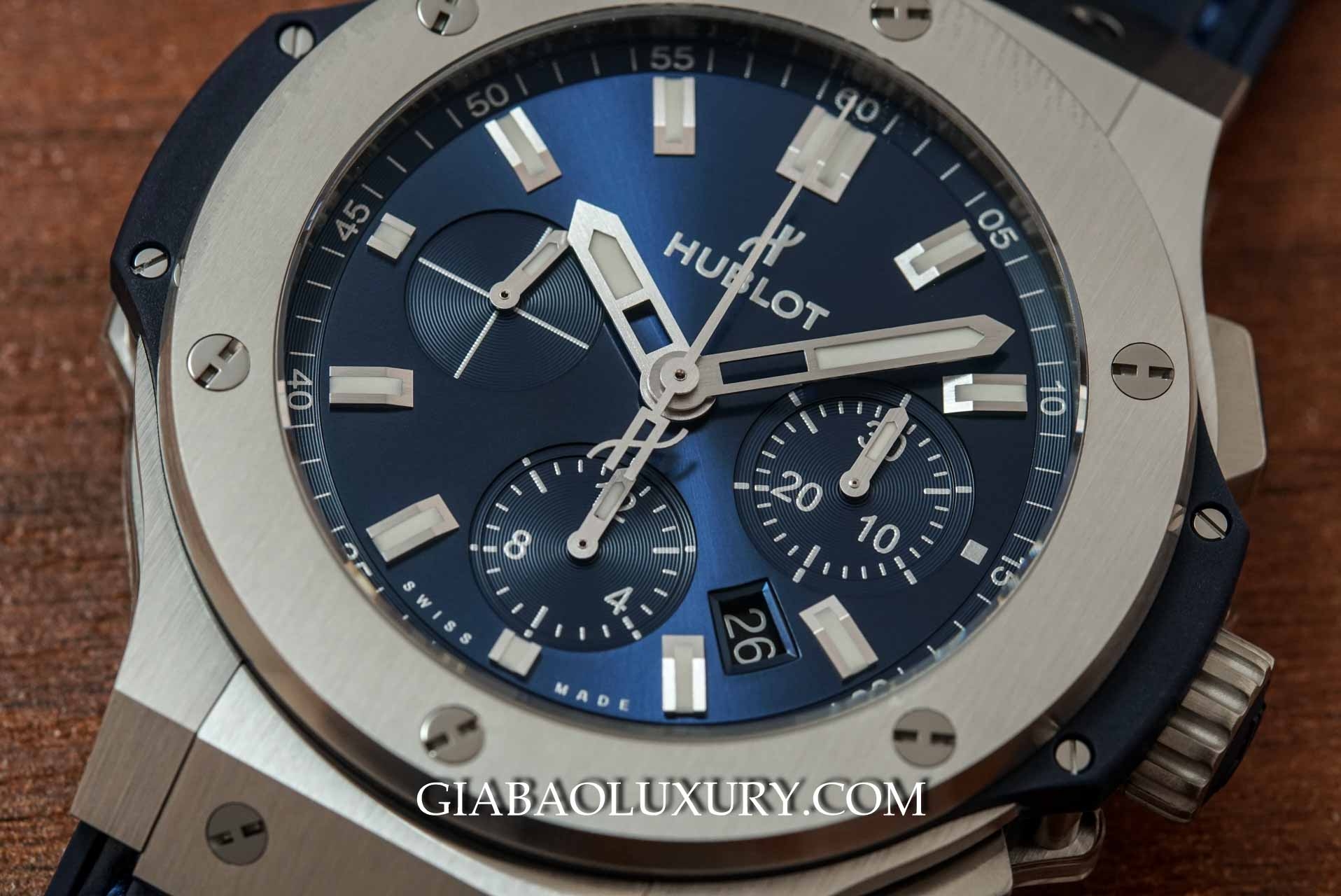 Mặt số Hublot Big Bang 301 với ba bộ đếm chronograph