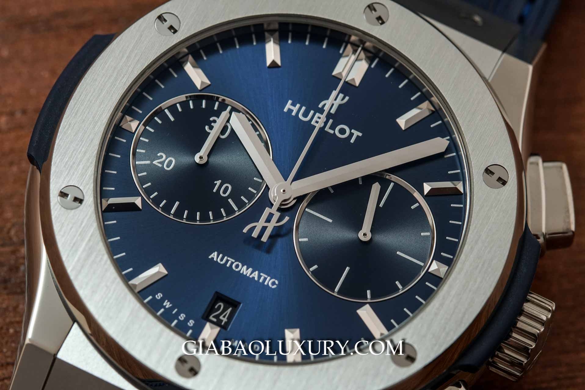 Mặt số xanh chải tia Hublot Classic Fusion 521