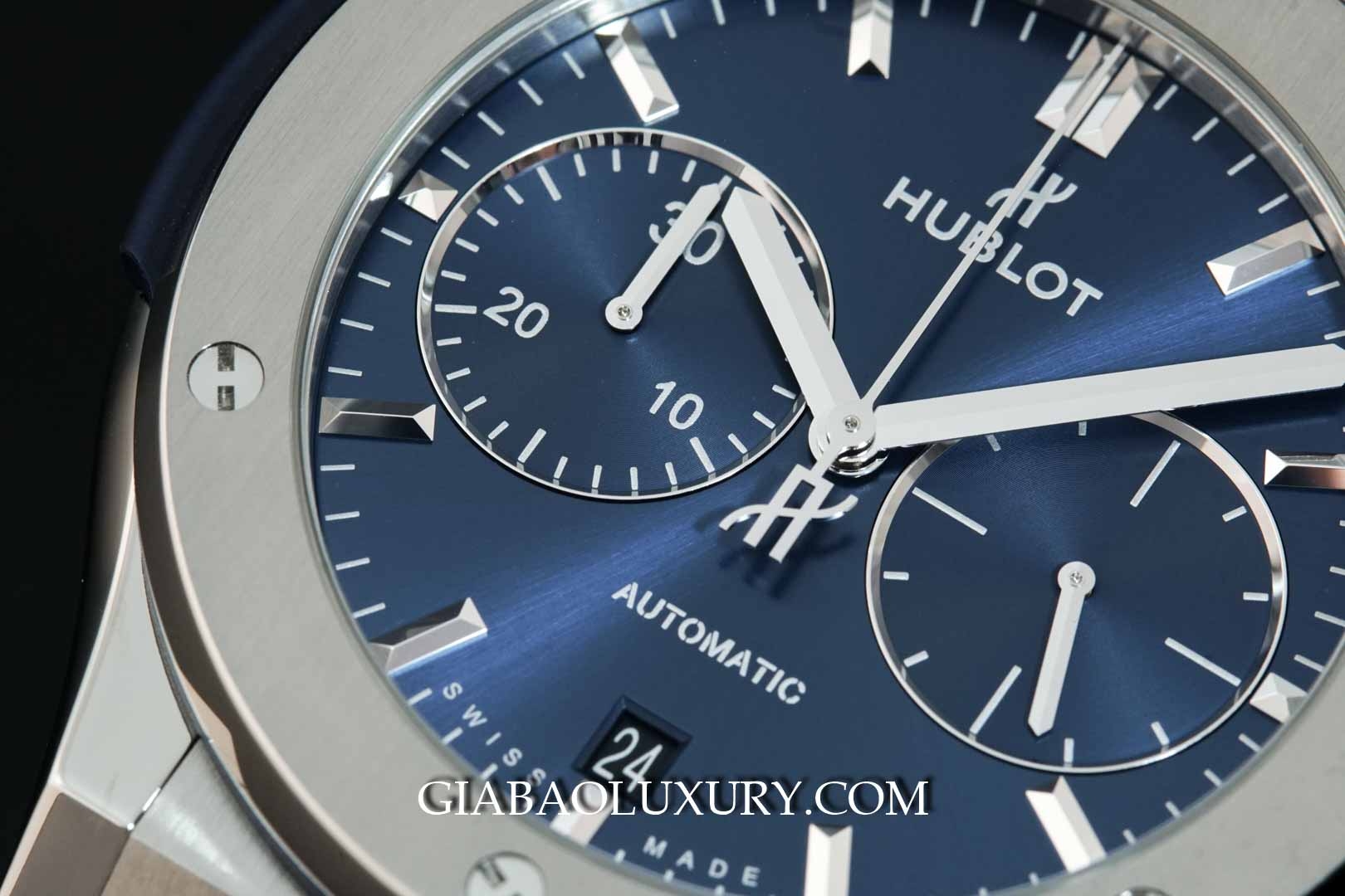 Cận cảnh hai bộ đếm Hublot Classic Fusion Chronograph 521