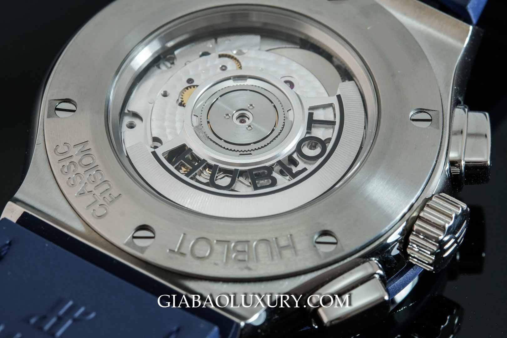 Mặt sau sapphire và calibre HUB1143 của Hublot Classic Fusion 521