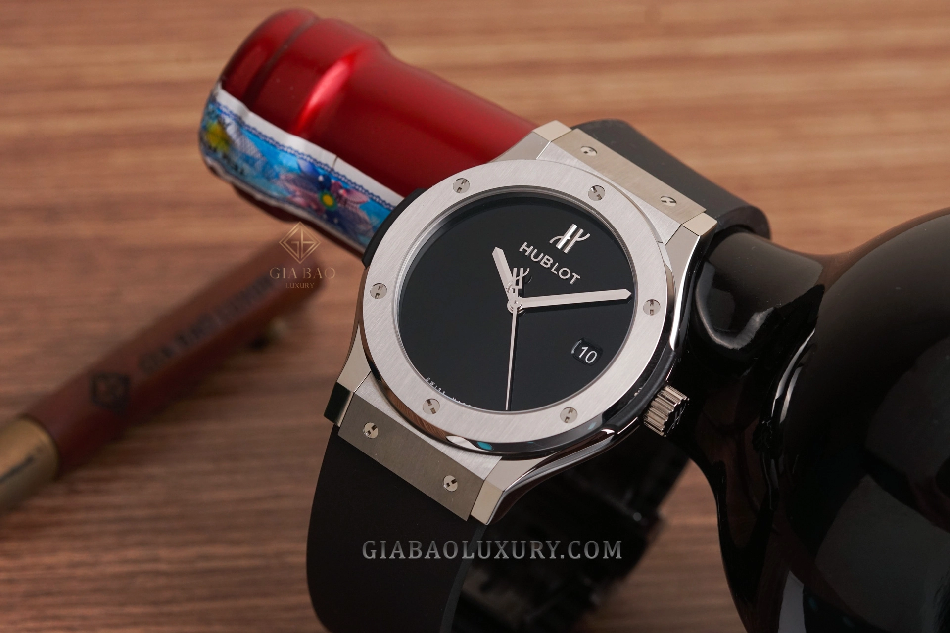Hublot Classic Fusion 40 Years Anniversary Titanium: Góc ba phần tư của vỏ titanium và mặt lacquer đen