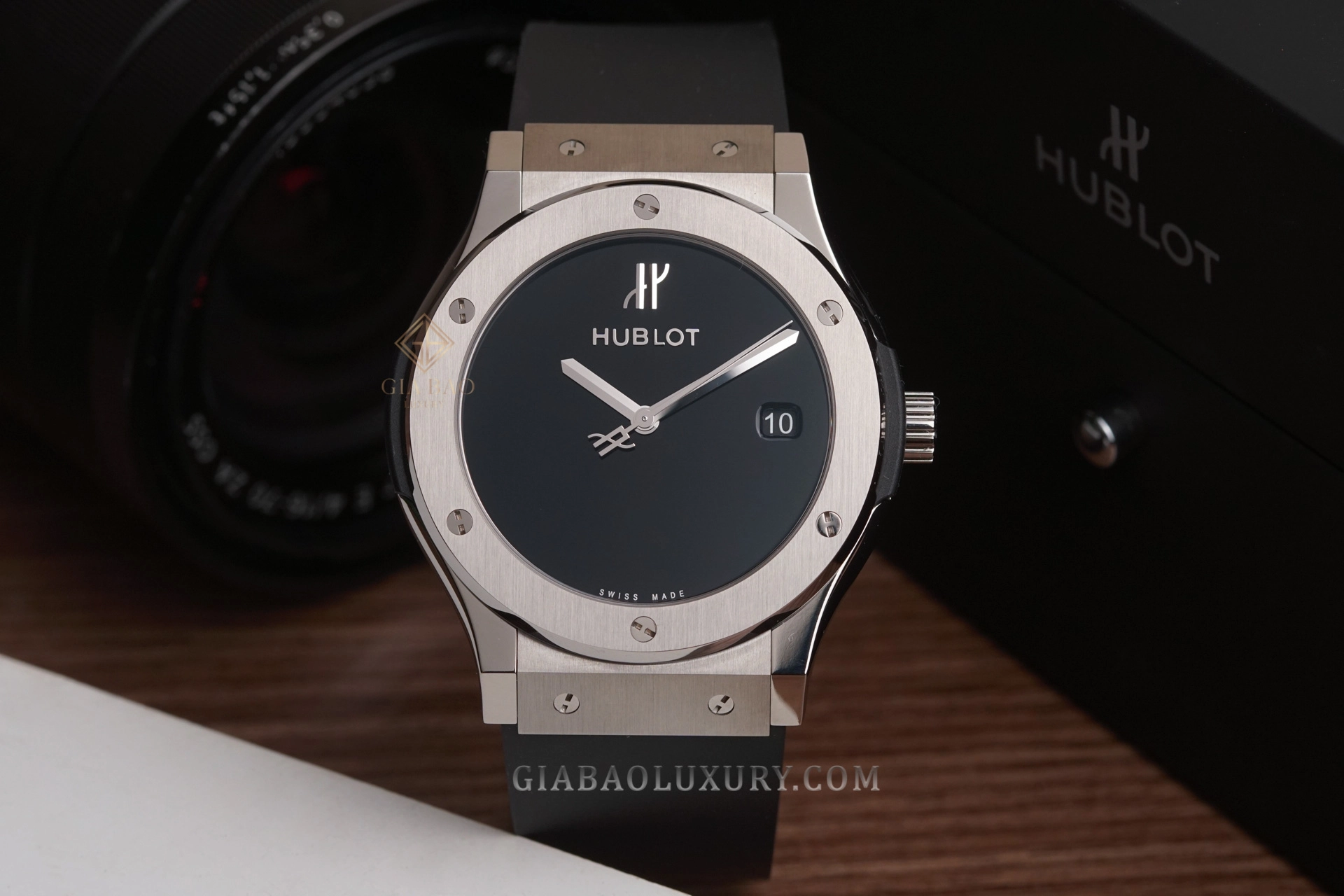 Hublot Classic Fusion 40 Years Anniversary Titanium: Mặt trước tối giản của phiên bản kỷ niệm 40 năm