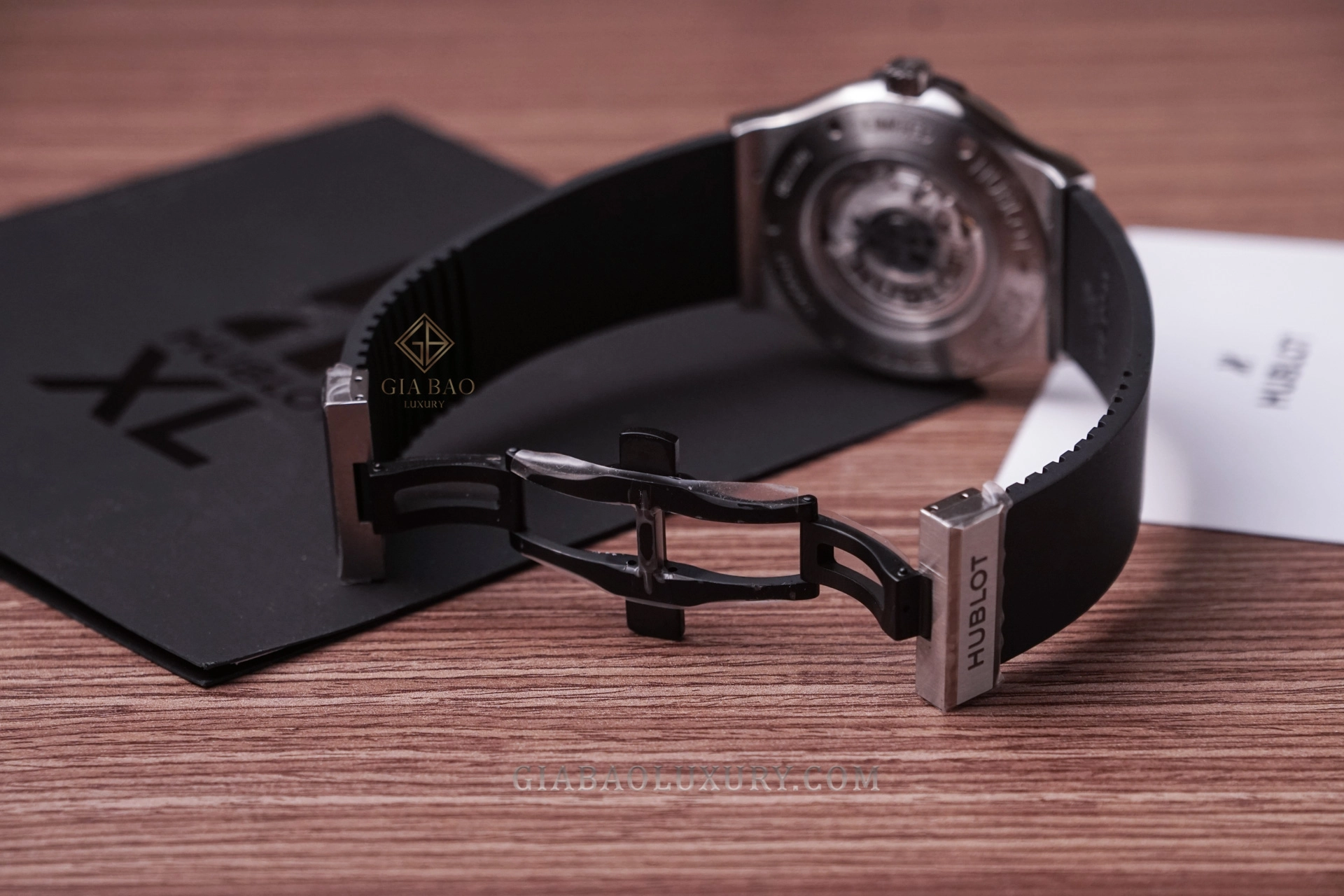 Hublot Classic Fusion 40 Years Anniversary Titanium: Dây cao su, khóa gập và đáy sapphire