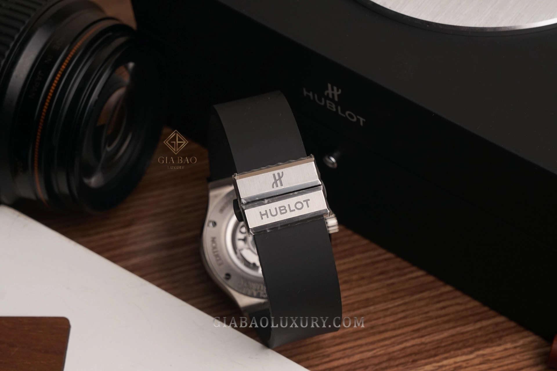 Hublot Classic Fusion 40 Years Anniversary Titanium: Chi tiết khóa Hublot và phần dây cao su