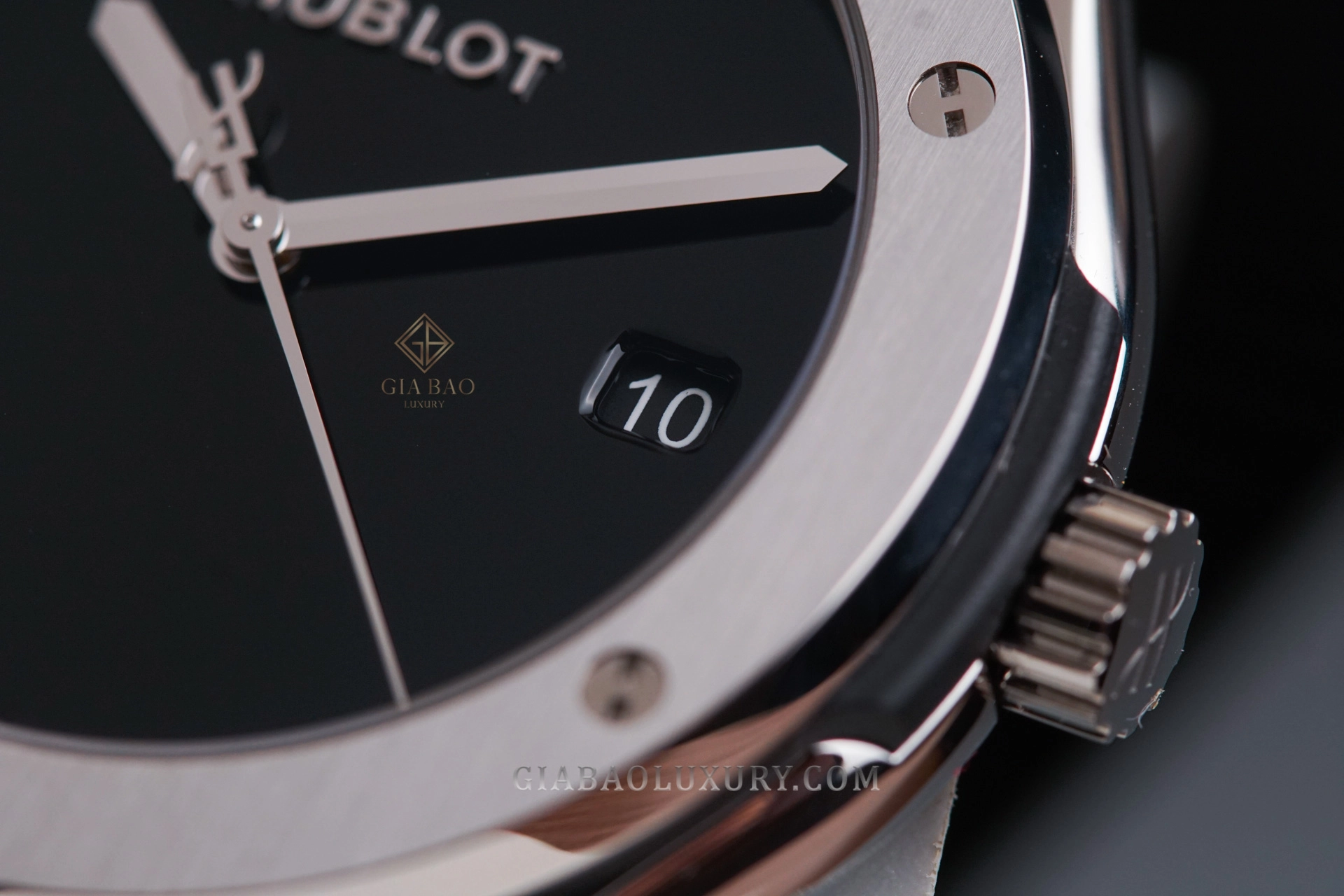 Hublot Classic Fusion 40 Years Anniversary Titanium: Macro lịch ngày, kim và núm vặn