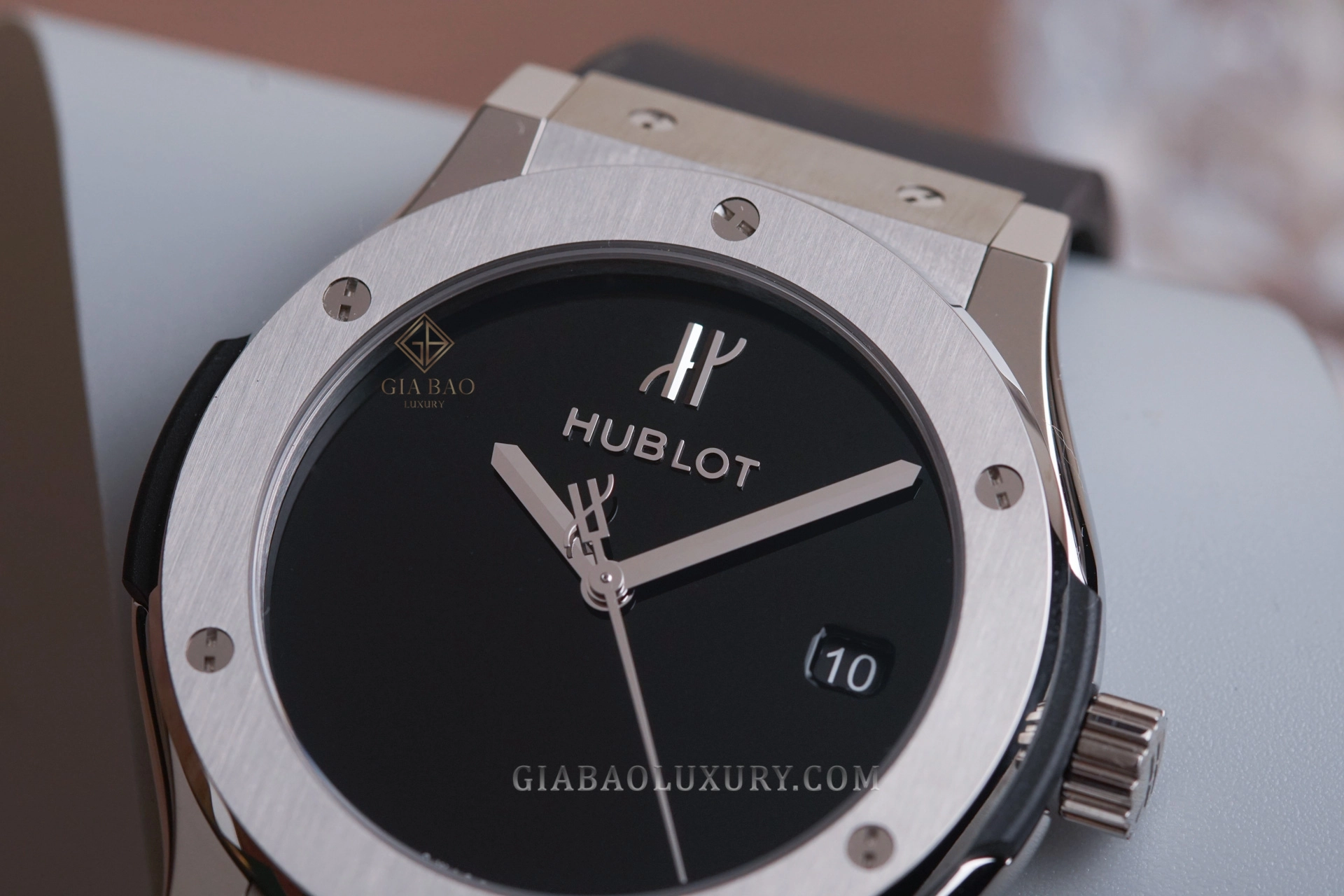 Hublot Classic Fusion 40 Years Anniversary Titanium: Bề mặt chải xước và đánh bóng trên vỏ titanium